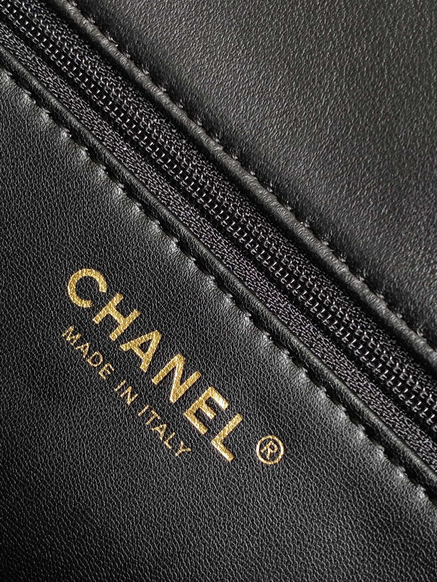 Chanel 一比一黑色羊羔毛拼皮鏈條包 冬季限定柔感設計｜歐美奢侈品精品推薦