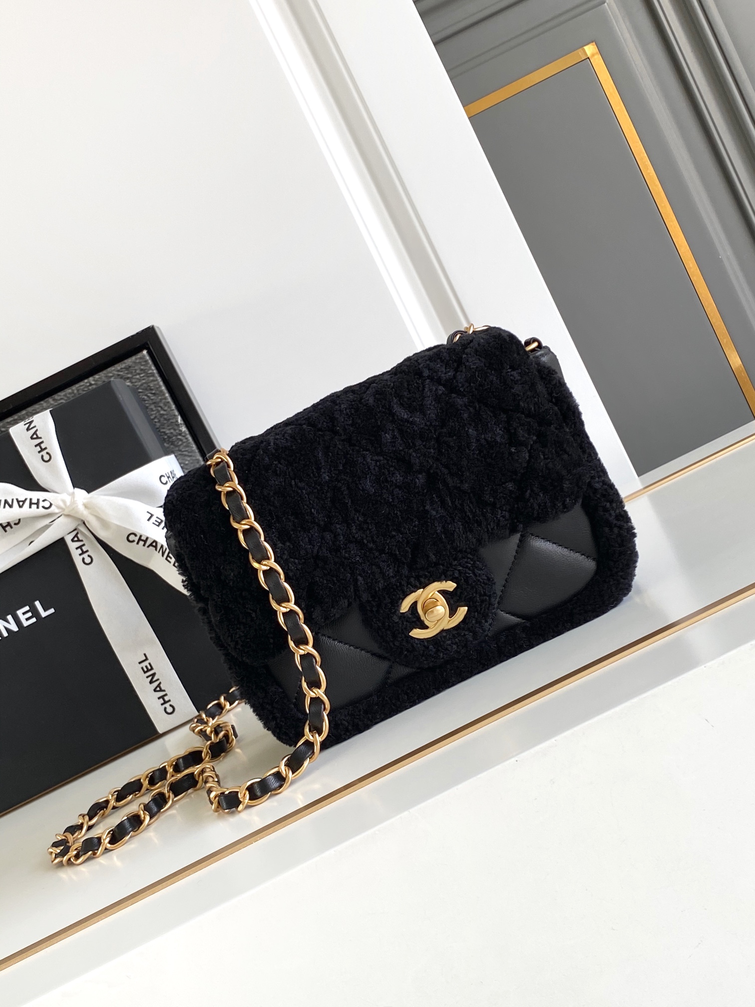 Chanel 原單黑色羊羔毛拼皮鏈條包 冬季限量柔絨款｜歐美奢侈品精品推薦
