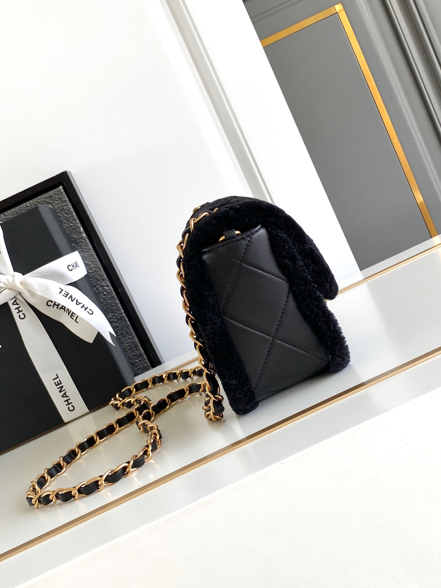 Chanel 原單黑色羊羔毛拼皮鏈條包 冬季限量柔絨款｜歐美奢侈品精品推薦