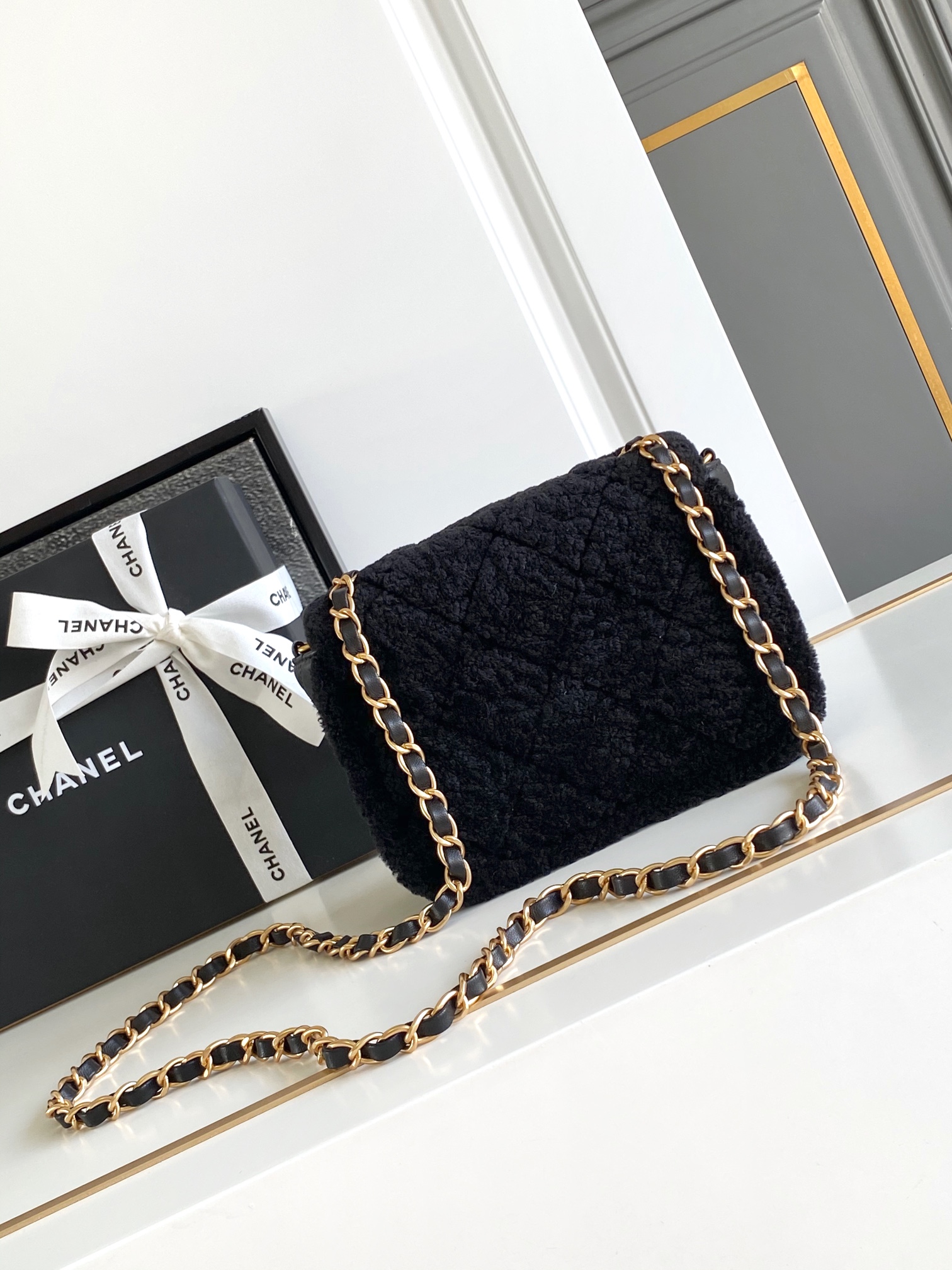 Chanel 原單黑色羊羔毛拼皮鏈條包 冬季限量柔絨款｜歐美奢侈品精品推薦