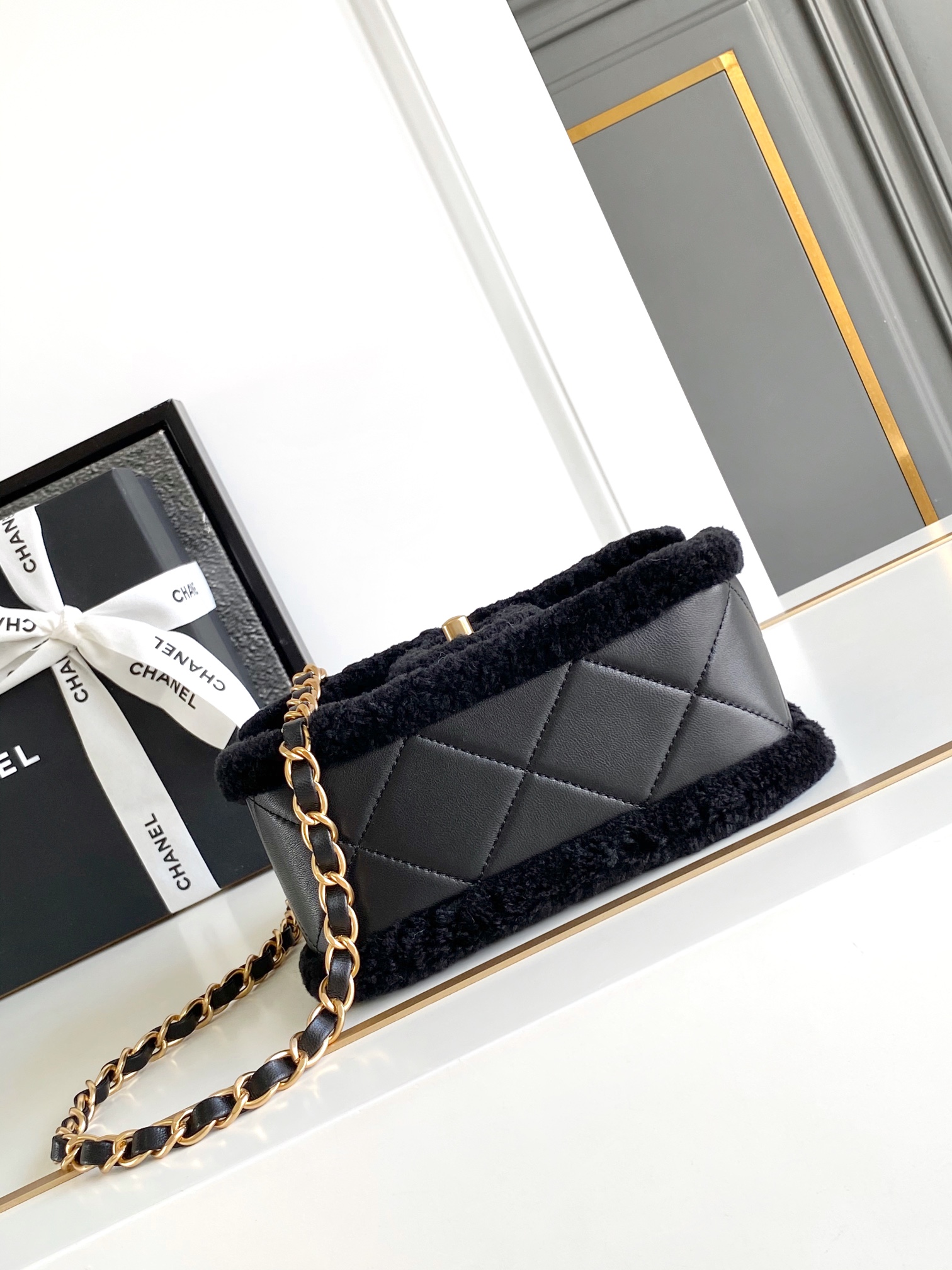 Chanel 原單黑色羊羔毛拼皮鏈條包 冬季限量柔絨款｜歐美奢侈品精品推薦