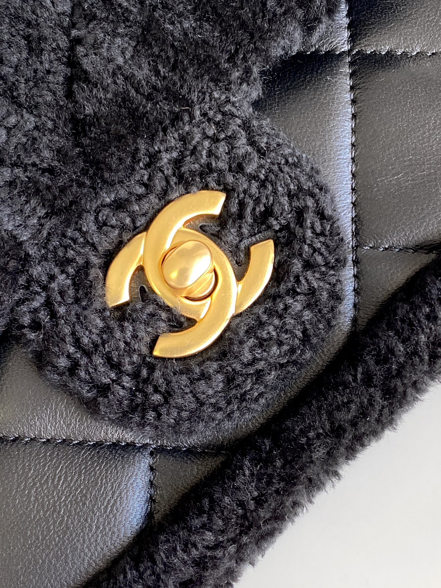 Chanel 原單黑色羊羔毛拼皮鏈條包 冬季限量柔絨款｜歐美奢侈品精品推薦