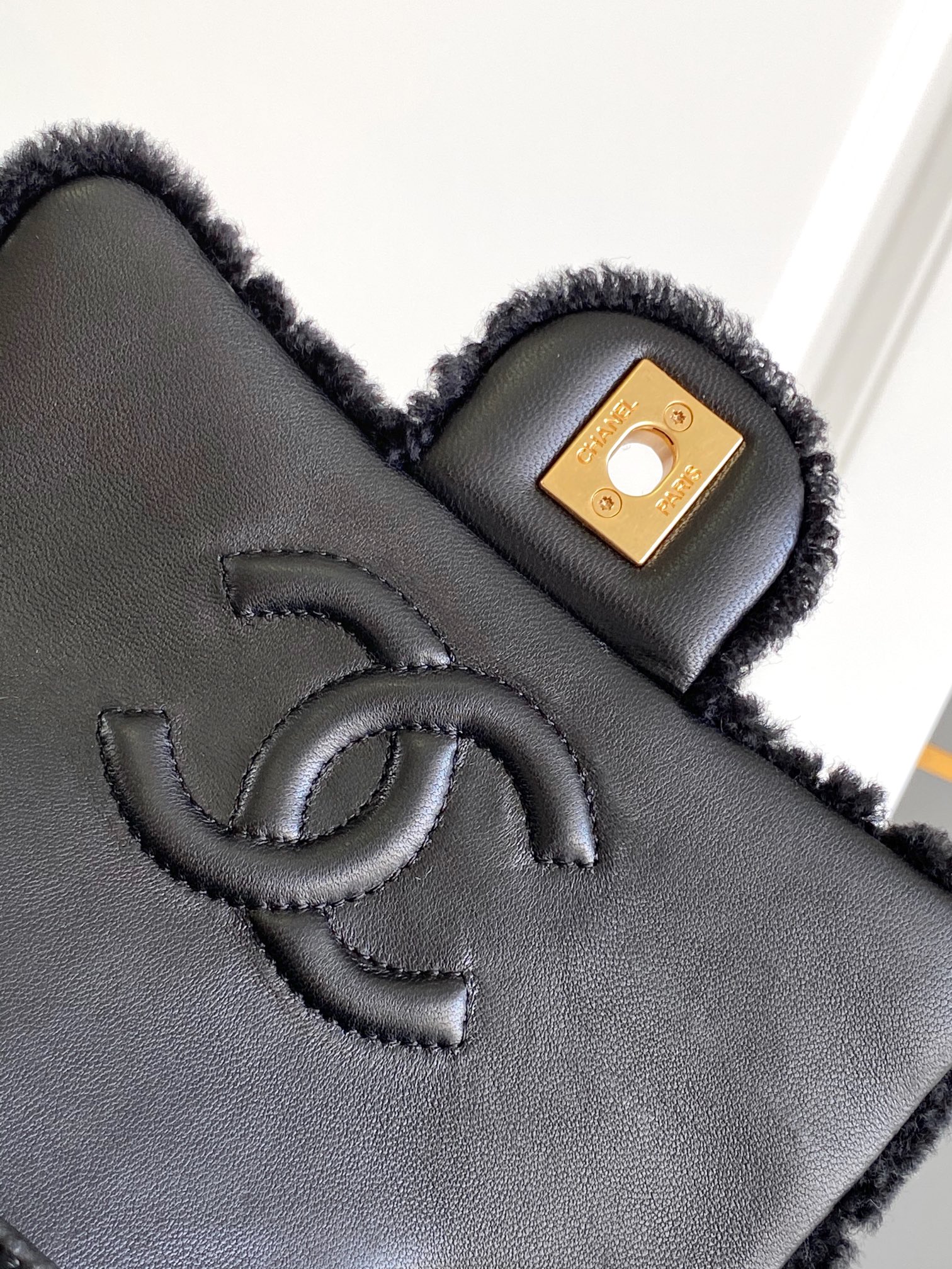 Chanel 原單黑色羊羔毛拼皮鏈條包 冬季限量柔絨款｜歐美奢侈品精品推薦