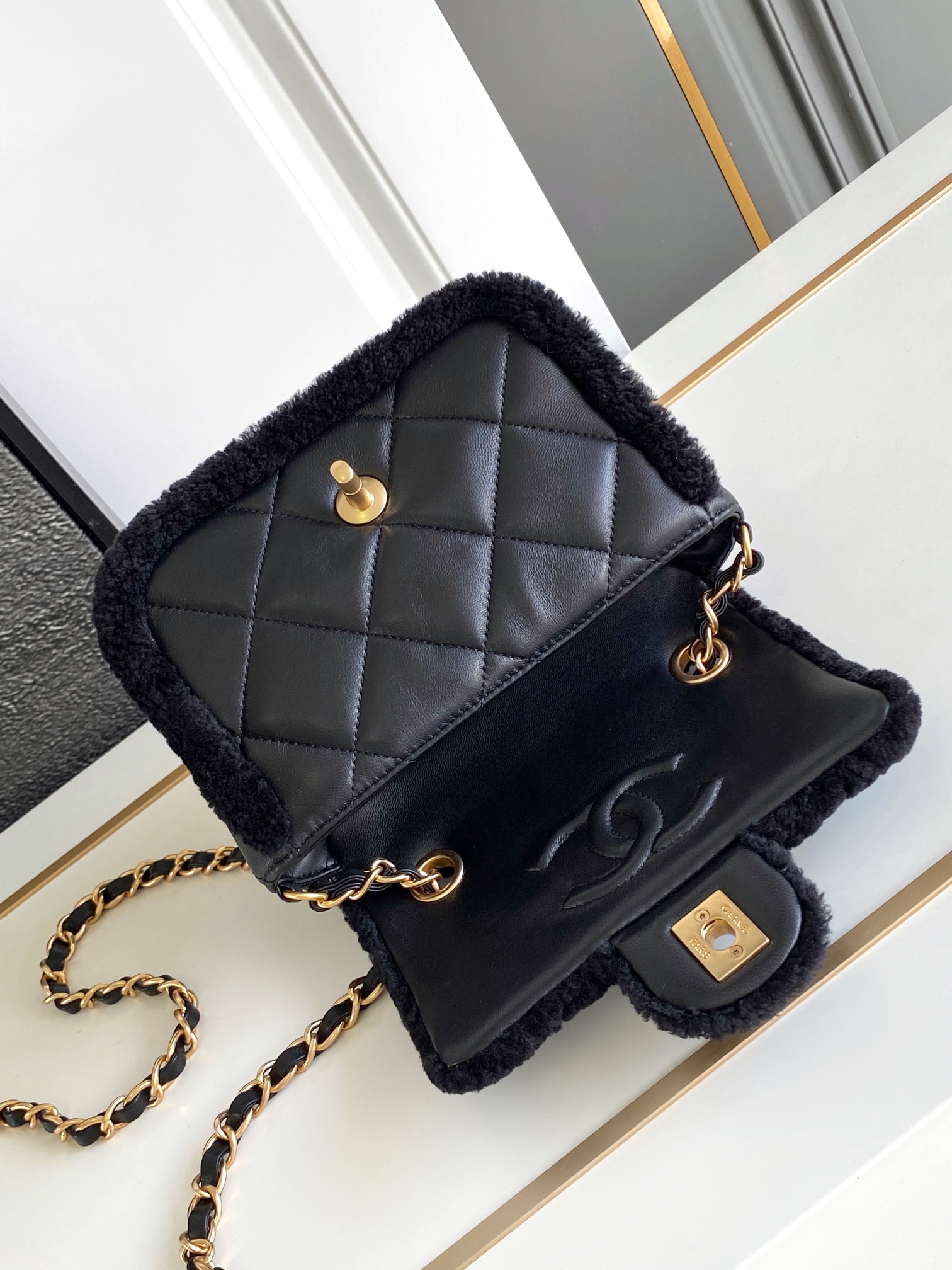 Chanel 原單黑色羊羔毛拼皮鏈條包 冬季限量柔絨款｜歐美奢侈品精品推薦