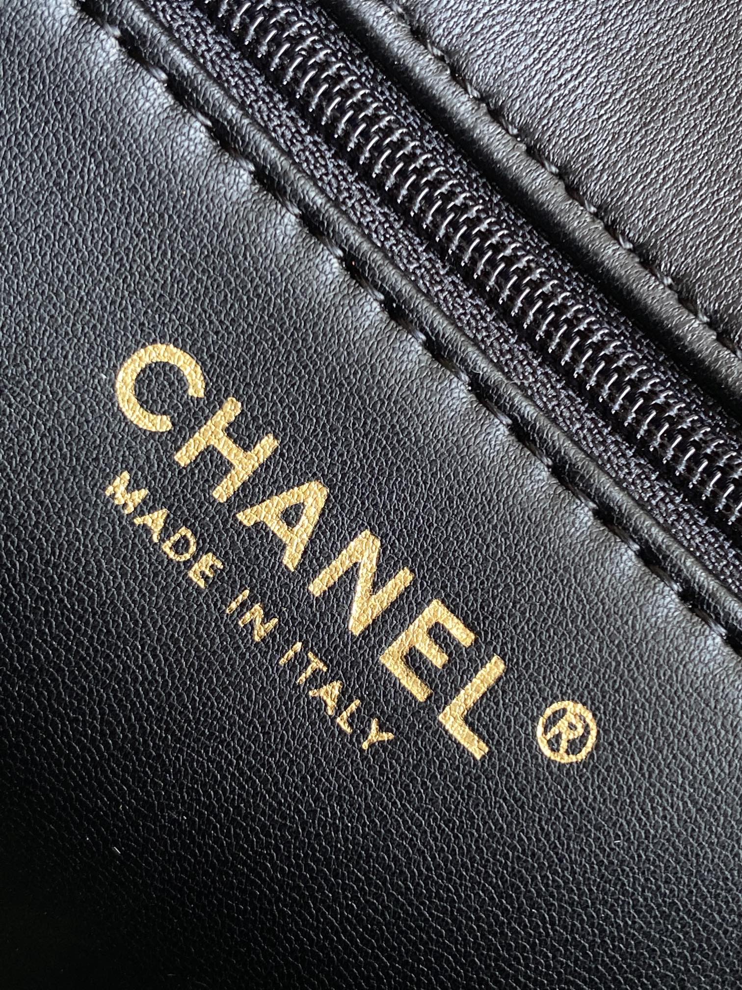 Chanel 原單黑色羊羔毛拼皮鏈條包 冬季限量柔絨款｜歐美奢侈品精品推薦