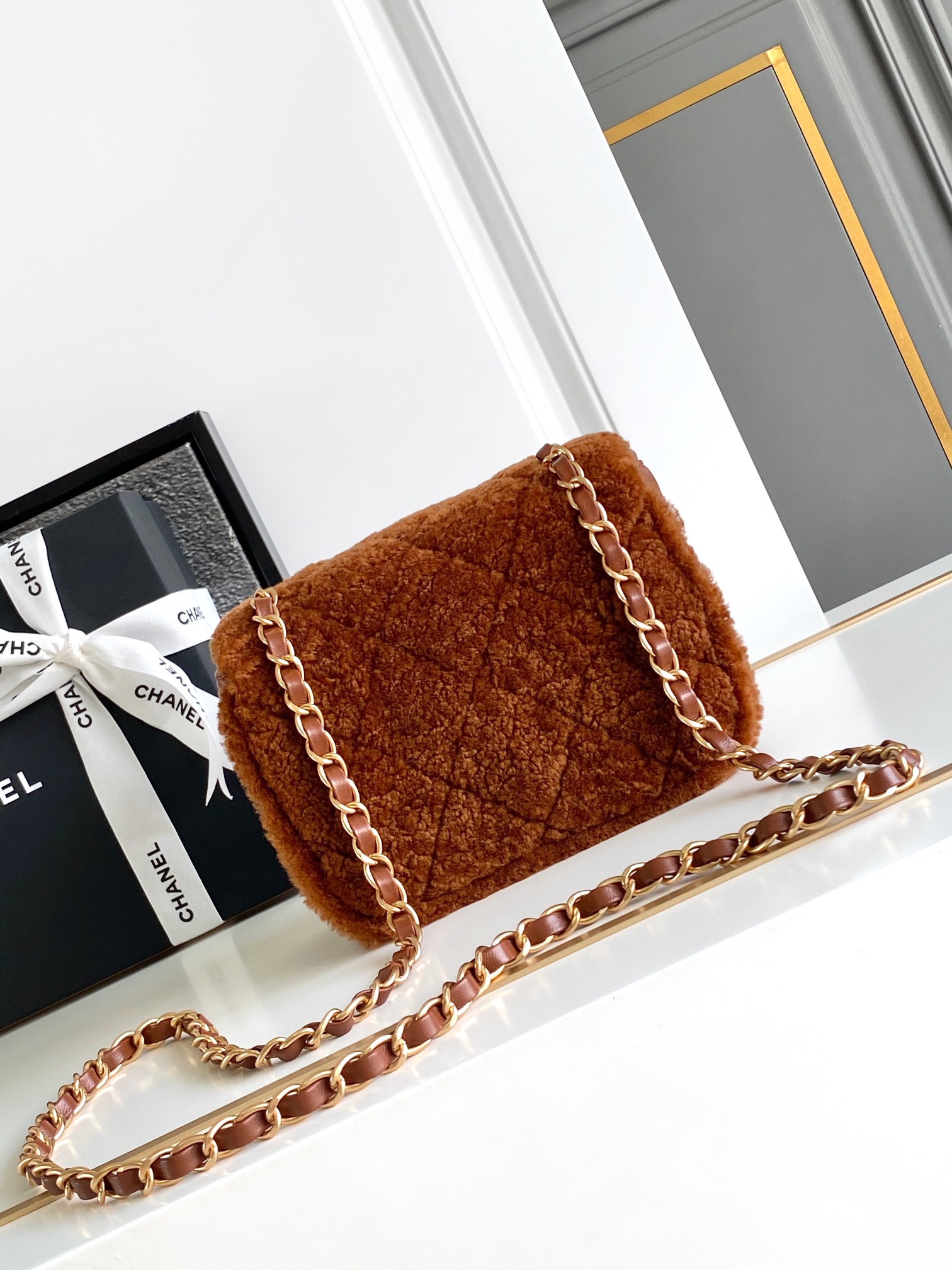 Chanel 頂級原版焦糖羊羔毛拼皮鏈條包 冬季暖色限定款｜歐美奢侈品精品推薦