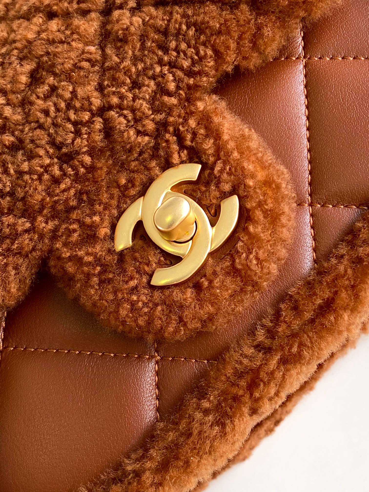 Chanel 頂級原版焦糖羊羔毛拼皮鏈條包 冬季暖色限定款｜歐美奢侈品精品推薦