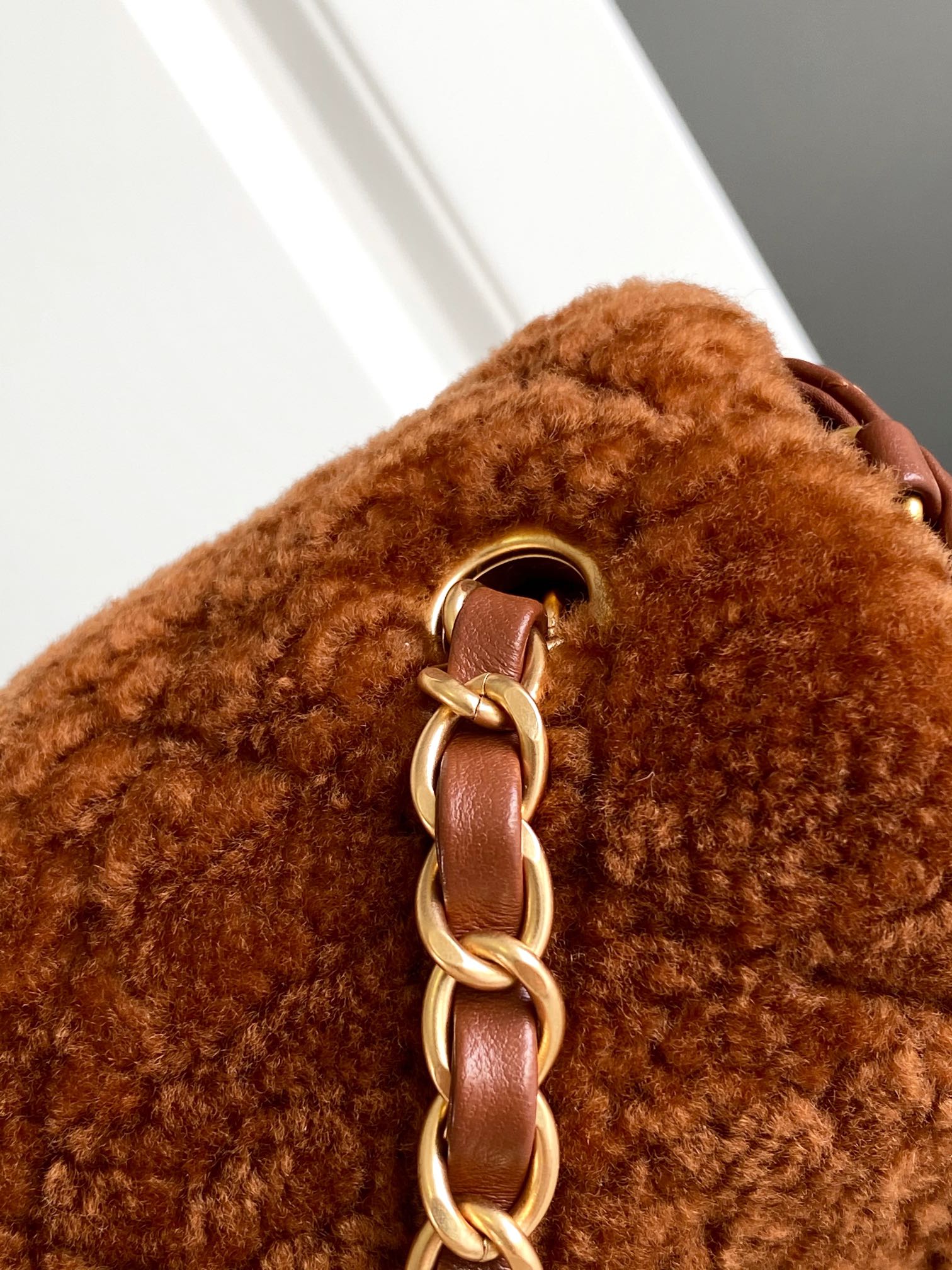 Chanel 頂級原版焦糖羊羔毛拼皮鏈條包 冬季暖色限定款｜歐美奢侈品精品推薦