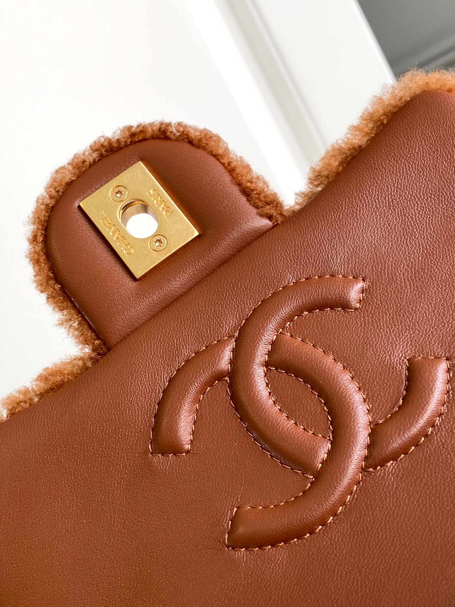 Chanel 頂級原版焦糖羊羔毛拼皮鏈條包 冬季暖色限定款｜歐美奢侈品精品推薦