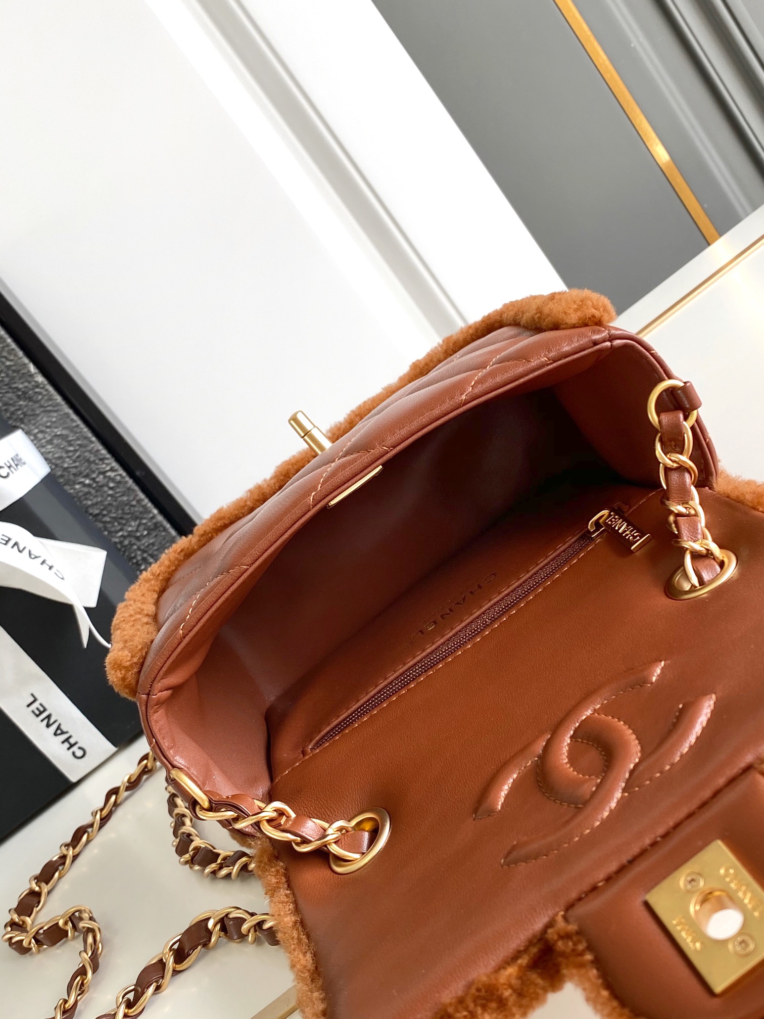 Chanel 頂級原版焦糖羊羔毛拼皮鏈條包 冬季暖色限定款｜歐美奢侈品精品推薦