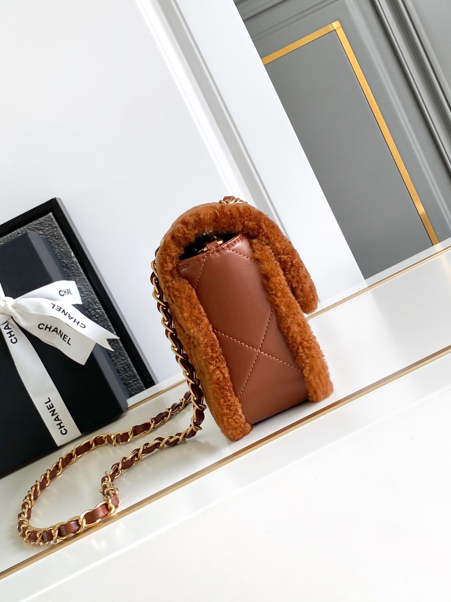Chanel A貨焦糖色羊羔毛拼皮鏈條包 冬季柔絨限定｜歐美奢侈品精品推薦