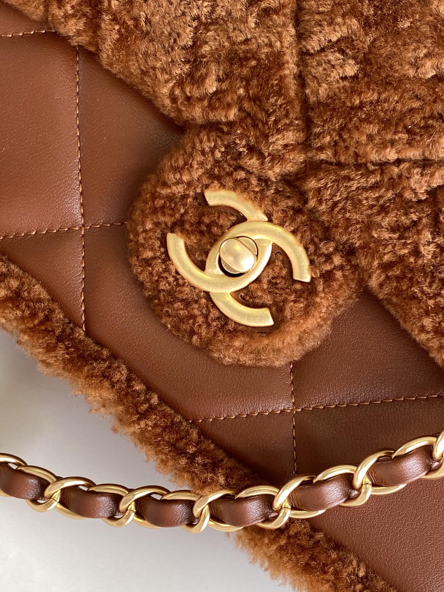 Chanel A貨焦糖色羊羔毛拼皮鏈條包 冬季柔絨限定｜歐美奢侈品精品推薦