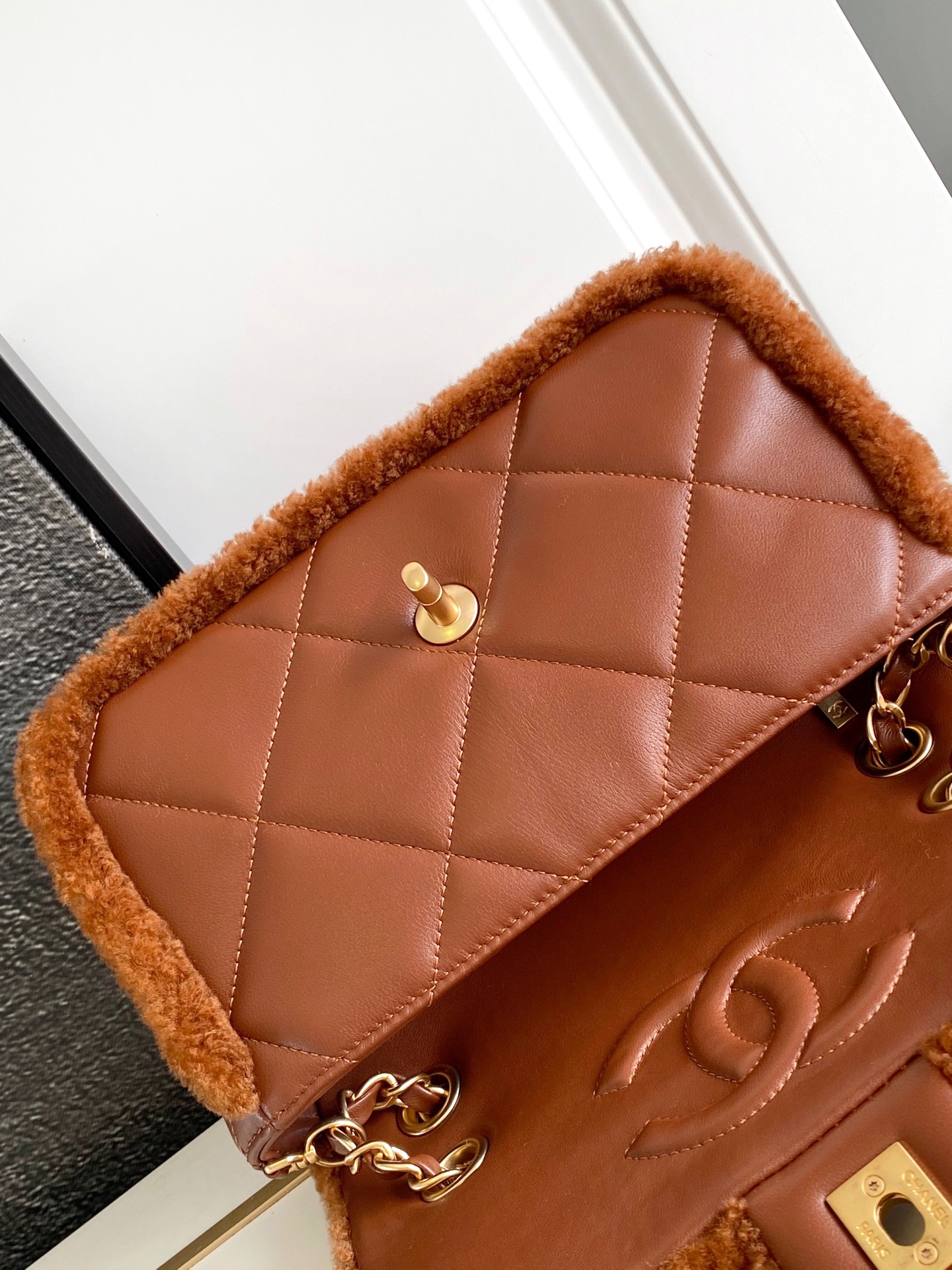 Chanel A貨焦糖色羊羔毛拼皮鏈條包 冬季柔絨限定｜歐美奢侈品精品推薦