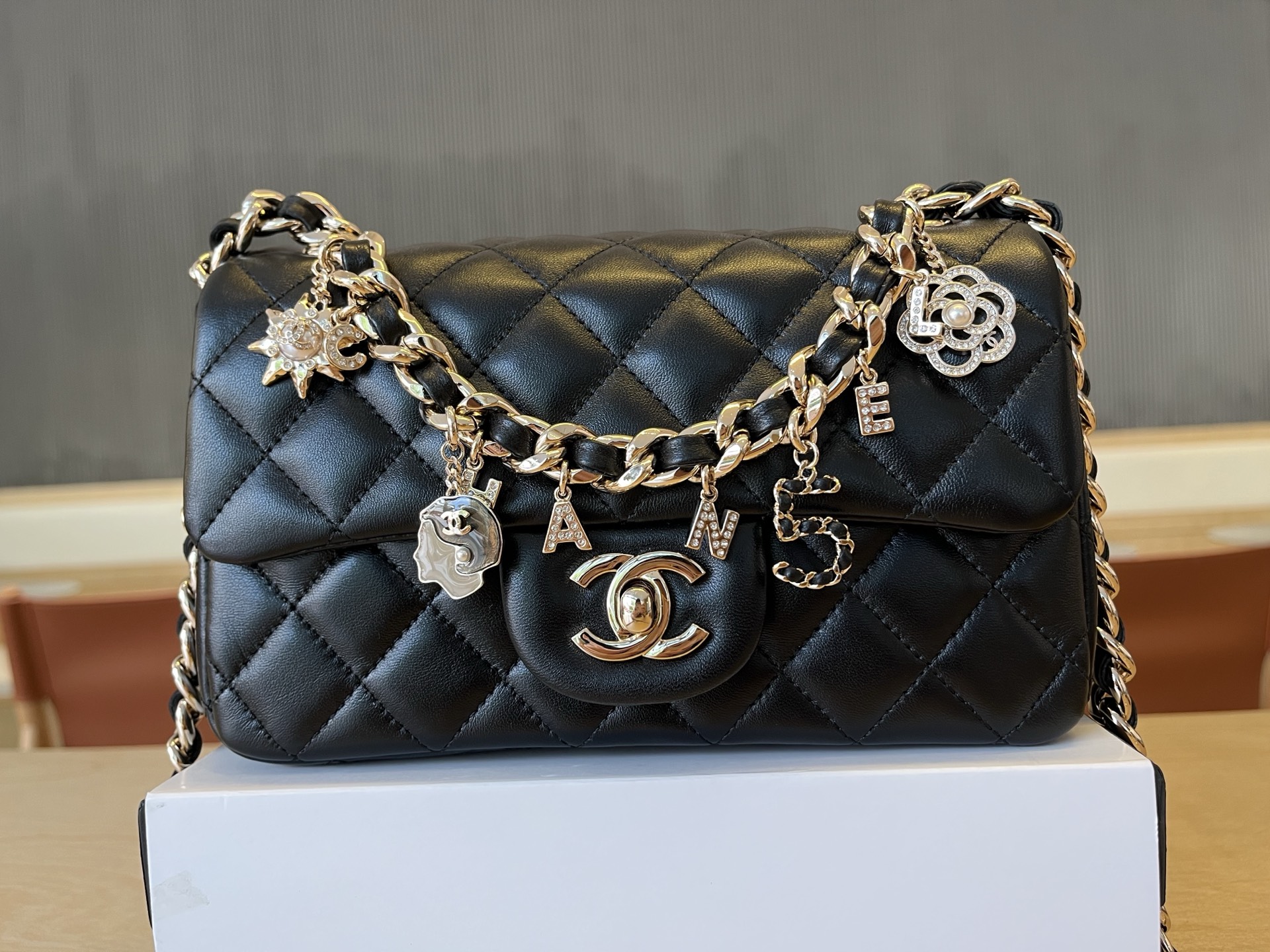 CHANEL一比一黑色菱格紋吊飾鏈條包 女士雙C裝飾精品包 時尚典藏款