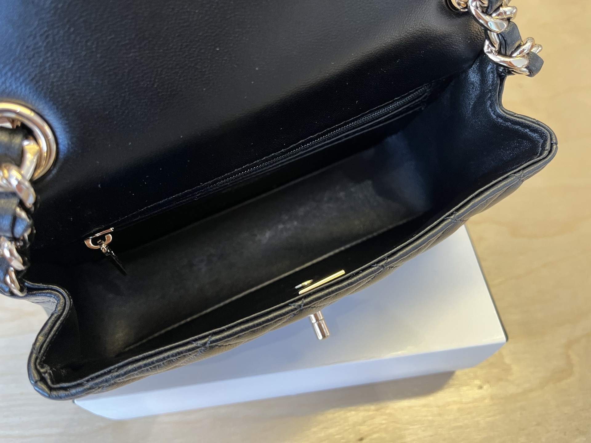 CHANEL一比一黑色菱格紋吊飾鏈條包 女士雙C裝飾精品包 時尚典藏款｜歐美奢侈品精品推薦