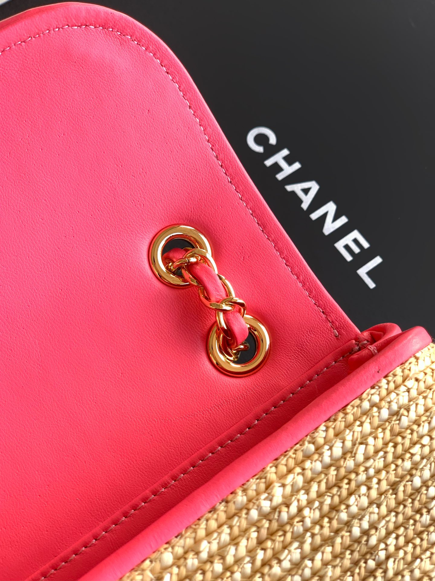 CHANEL高仿金色草編粉邊鏈條包 女士夏季度假款 清新輕奢精品手袋｜歐美奢侈品精品推薦