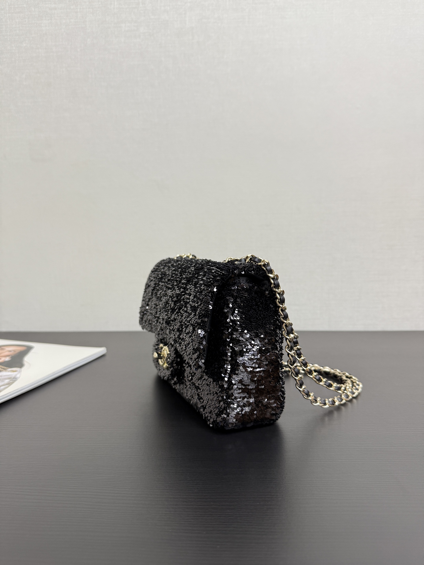 CHANEL高仿黑銀亮片鏈條包 女士閃耀菱格精品包 夜宴時尚款|超A仿原單精品圖片 14 CHANEL高仿黑銀亮片鏈條包 女士閃耀菱格精品包 夜宴時尚款|歐美奢侈品精品推薦