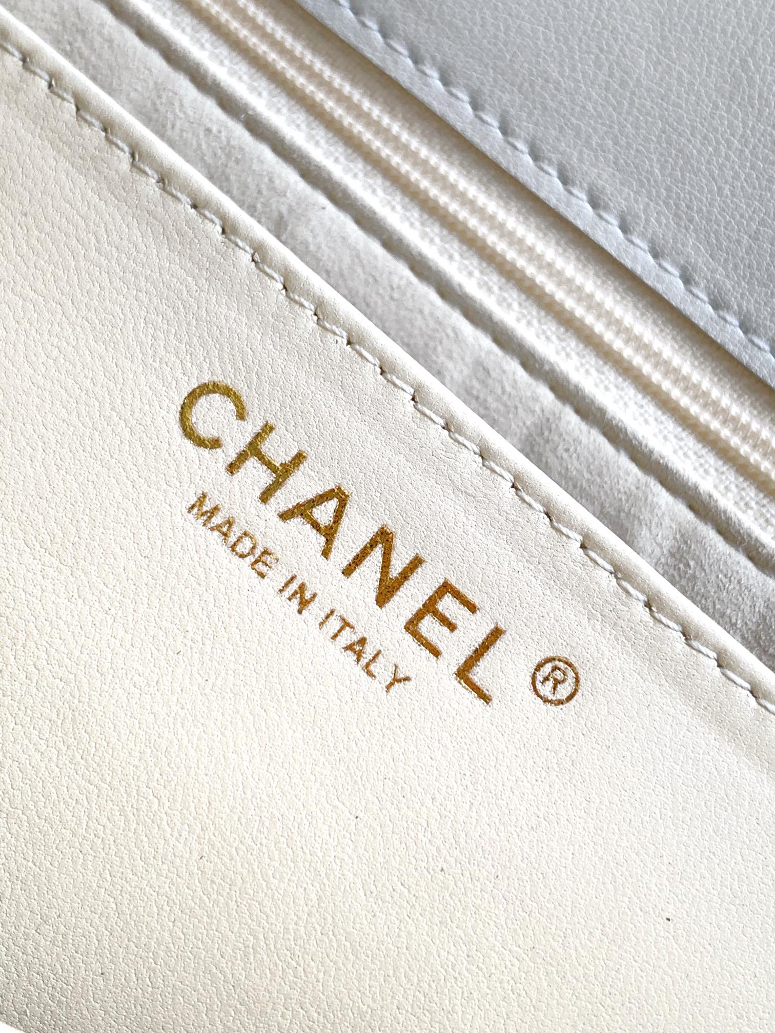 CHANEL高仿霧面白菱格手提鏈條包 女士真皮優雅通勤包 經典雙C設計｜歐美奢侈品精品推薦