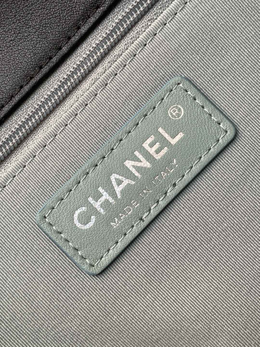 CHANEL高仿黑色菱格鏈條包 經典霧面金屬扣設計 優雅百搭女包|超A仿原單精品圖片 15 CHANEL高仿黑色菱格鏈條包 經典霧面金屬扣設計 優雅百搭女包|歐美奢侈品精品推薦