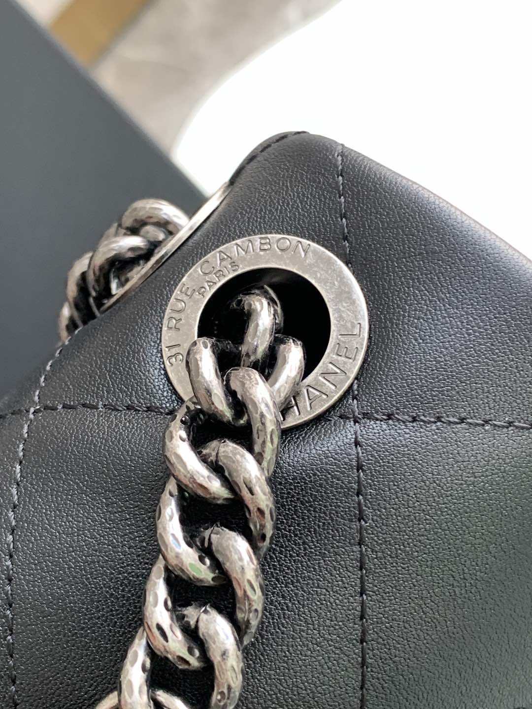 CHANEL高仿黑色菱格鏈條包 經典霧面金屬扣設計 優雅百搭女包｜歐美奢侈品精品推薦