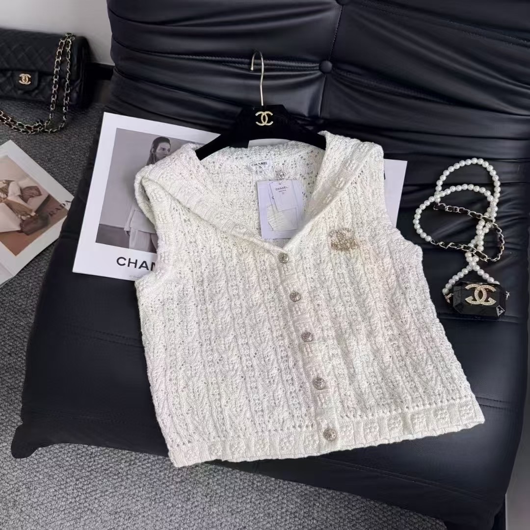 CHANEL高仿針織連帽無袖背心外套 女士氣質款2025早春精品服飾|超A仿原單精品圖片 6 CHANEL高仿針織連帽無袖背心外套 女士氣質款2025早春精品服飾|歐美奢侈品精品推薦