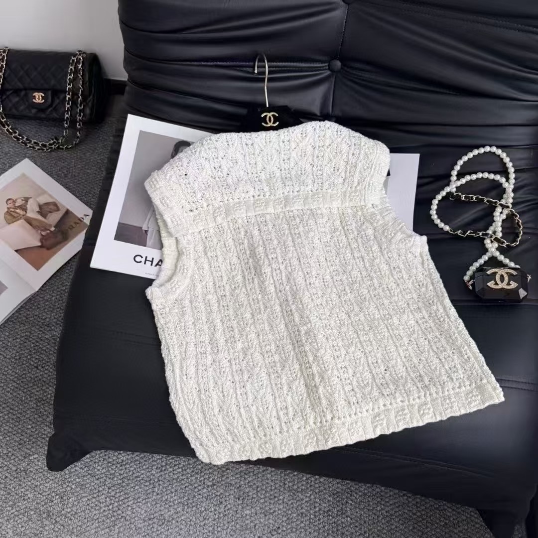 CHANEL高仿針織連帽無袖背心外套 女士氣質款2025早春精品服飾|超A仿原單精品圖片 13 CHANEL高仿針織連帽無袖背心外套 女士氣質款2025早春精品服飾|歐美奢侈品精品推薦