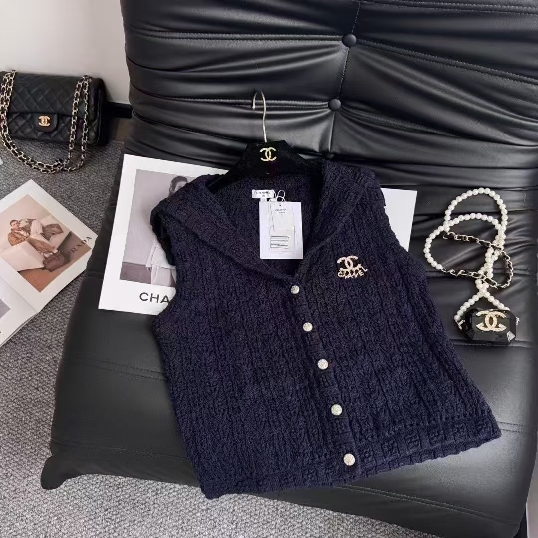 CHANEL高仿針織連帽無袖背心外套 女士氣質款2025早春精品服飾|超A仿原單精品圖片 10 CHANEL高仿針織連帽無袖背心外套 女士氣質款2025早春精品服飾|歐美奢侈品精品推薦
