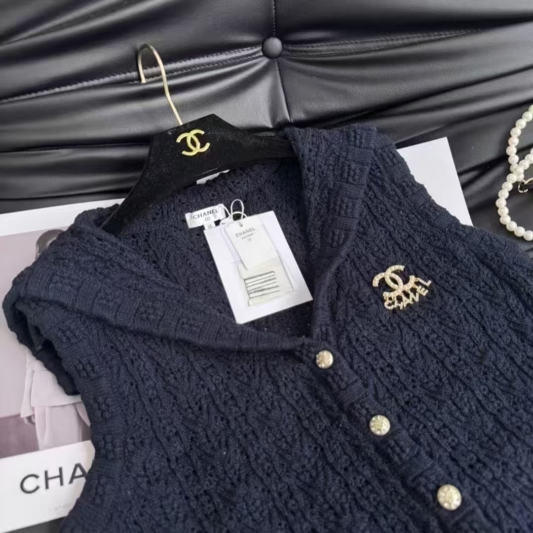 CHANEL高仿針織連帽無袖背心外套 女士氣質款2025早春精品服飾|超A仿原單精品圖片 9 CHANEL高仿針織連帽無袖背心外套 女士氣質款2025早春精品服飾|歐美奢侈品精品推薦