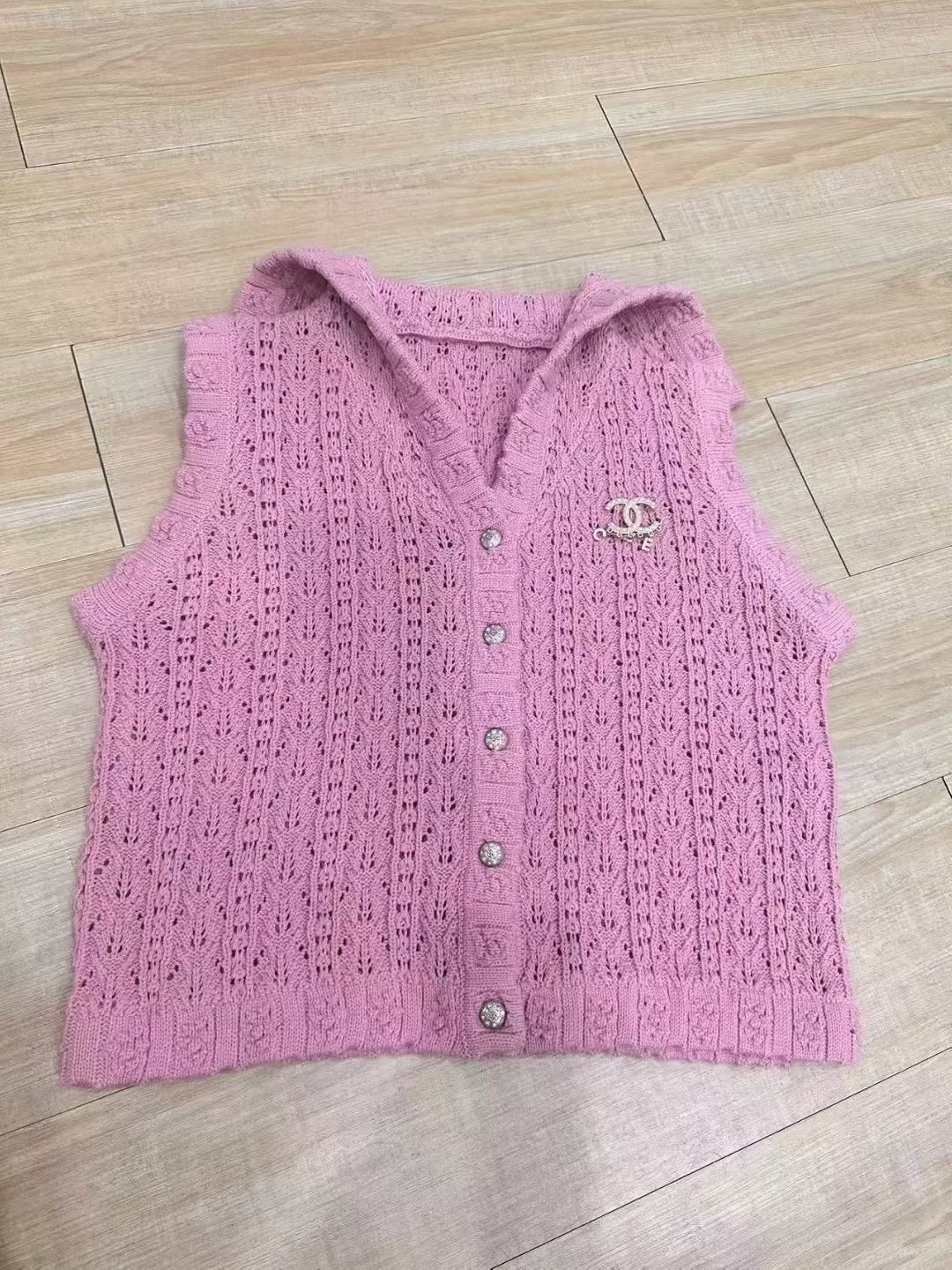 CHANEL高仿針織連帽無袖背心外套 女士氣質款2025早春精品服飾|超A仿原單精品圖片 8 CHANEL高仿針織連帽無袖背心外套 女士氣質款2025早春精品服飾|歐美奢侈品精品推薦