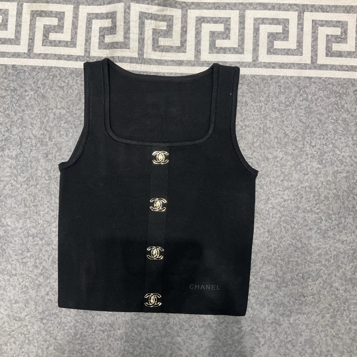 CHANEL高仿無袖針織上衣 背心式百搭短款 黑白雙色2025人氣女裝|超A仿原單精品圖片 6 CHANEL高仿無袖針織上衣 背心式百搭短款 黑白雙色2025人氣女裝|歐美奢侈品精品推薦