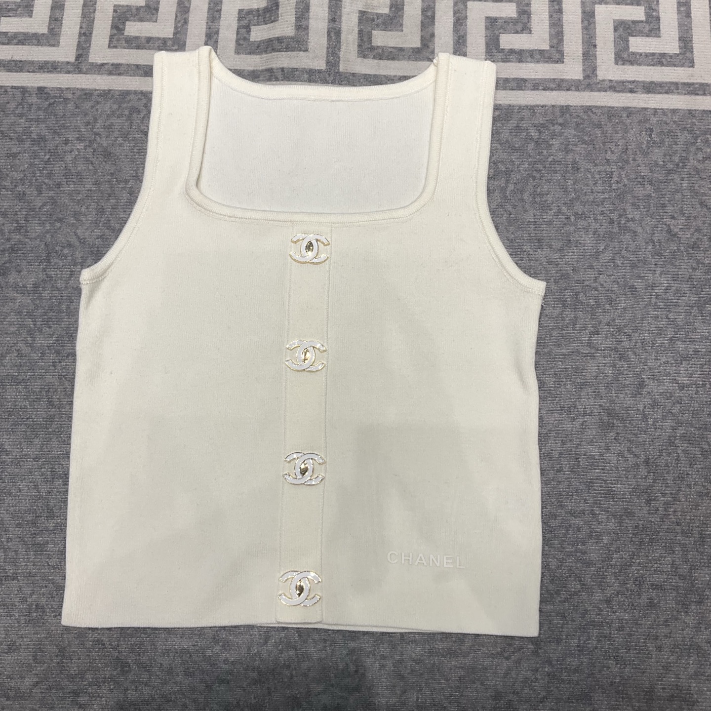 CHANEL高仿無袖針織上衣 背心式百搭短款 黑白雙色2025人氣女裝|超A仿原單精品圖片 8 CHANEL高仿無袖針織上衣 背心式百搭短款 黑白雙色2025人氣女裝|歐美奢侈品精品推薦