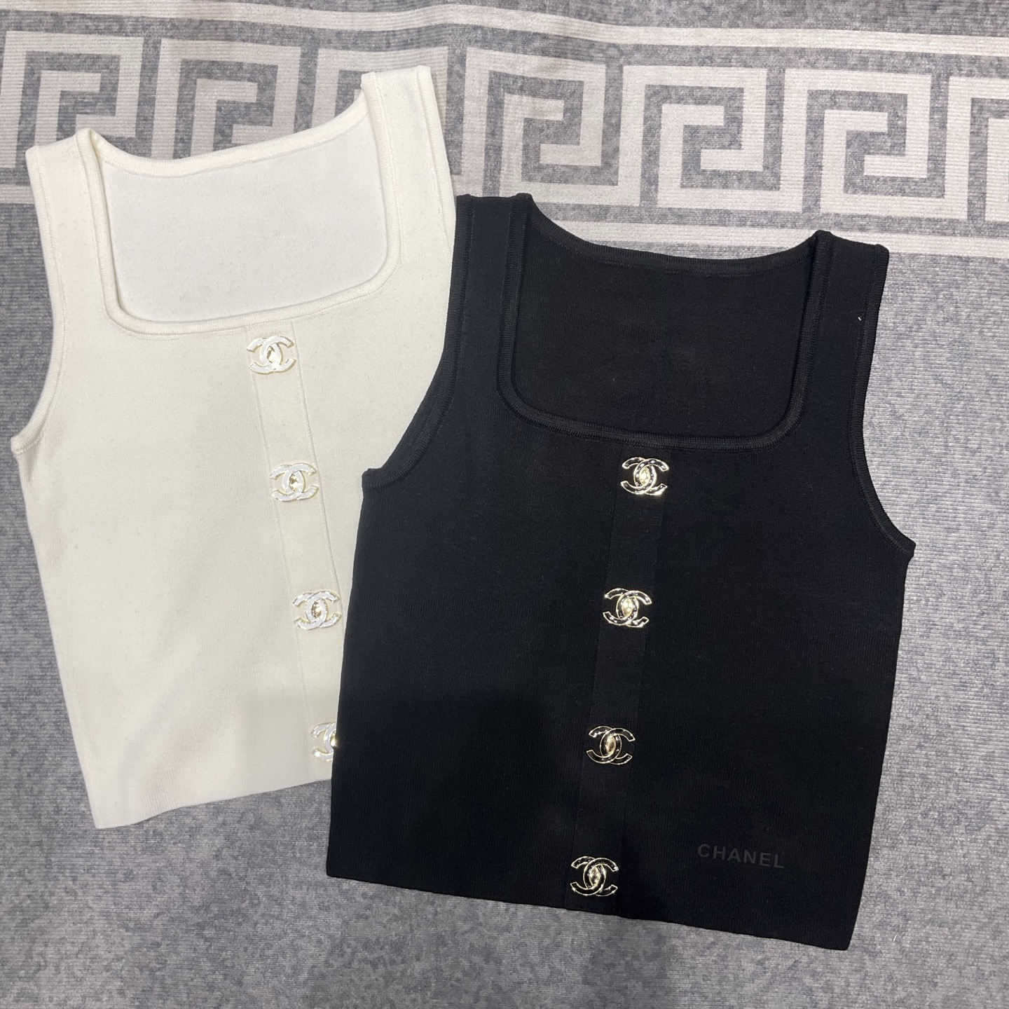 CHANEL高仿無袖針織上衣 背心式百搭短款 黑白雙色2025人氣女裝|超A仿原單精品圖片 2 CHANEL高仿無袖針織上衣 背心式百搭短款 黑白雙色2025人氣女裝|歐美奢侈品精品推薦