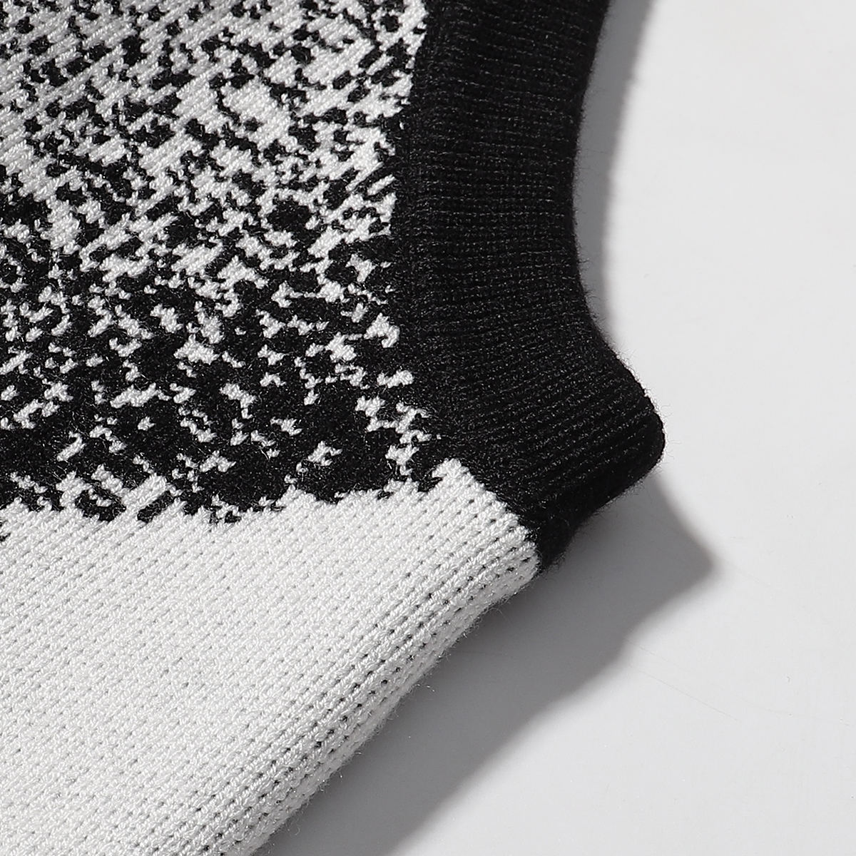 CHANEL原單無袖針織背心 抽象臉部設計V領時尚造型2025潮流新款|超A仿原單精品圖片 10 CHANEL原單無袖針織背心 抽象臉部設計V領時尚造型2025潮流新款|歐美奢侈品精品推薦