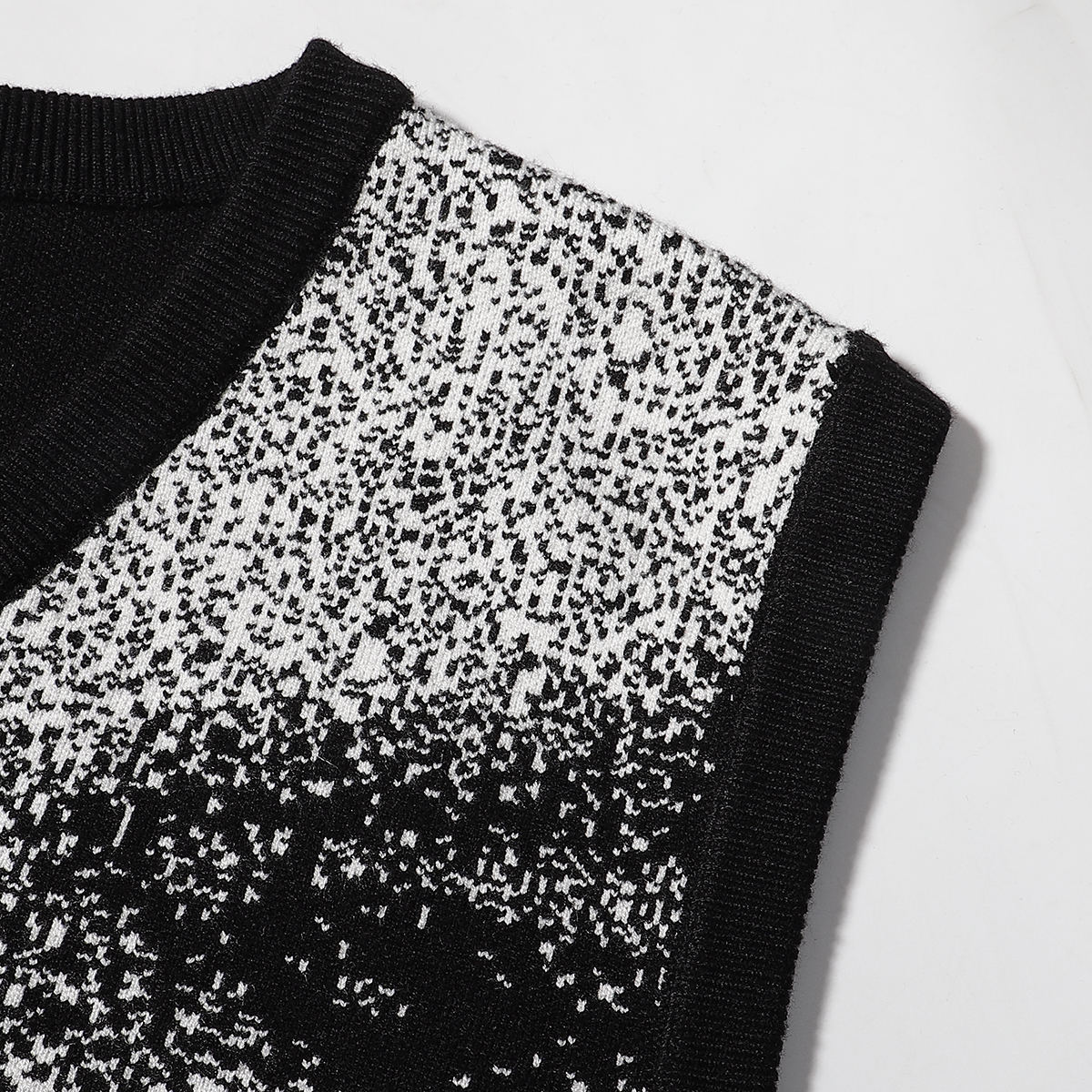 CHANEL原單無袖針織背心 抽象臉部設計V領時尚造型2025潮流新款|超A仿原單精品圖片 7 CHANEL原單無袖針織背心 抽象臉部設計V領時尚造型2025潮流新款|歐美奢侈品精品推薦