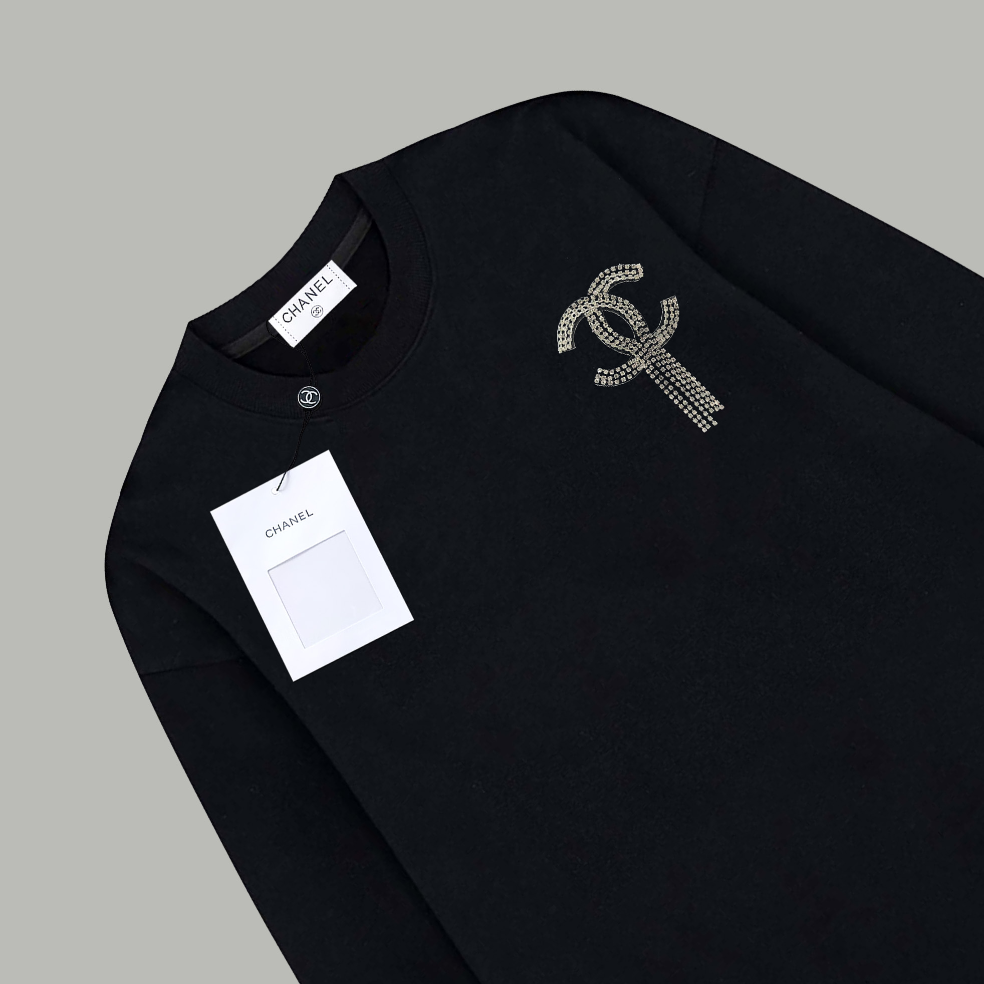 CHANEL高仿長袖衛衣 女士黑色水鑽LOGO設計圓領上衣2025新品|超A仿原單精品圖片 11 CHANEL高仿長袖衛衣 女士黑色水鑽LOGO設計圓領上衣2025新品|歐美奢侈品精品推薦