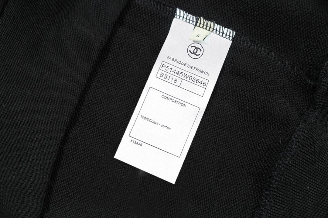 CHANEL高仿長袖衛衣 女士黑色水鑽LOGO設計圓領上衣2025新品|超A仿原單精品圖片 7 CHANEL高仿長袖衛衣 女士黑色水鑽LOGO設計圓領上衣2025新品|歐美奢侈品精品推薦