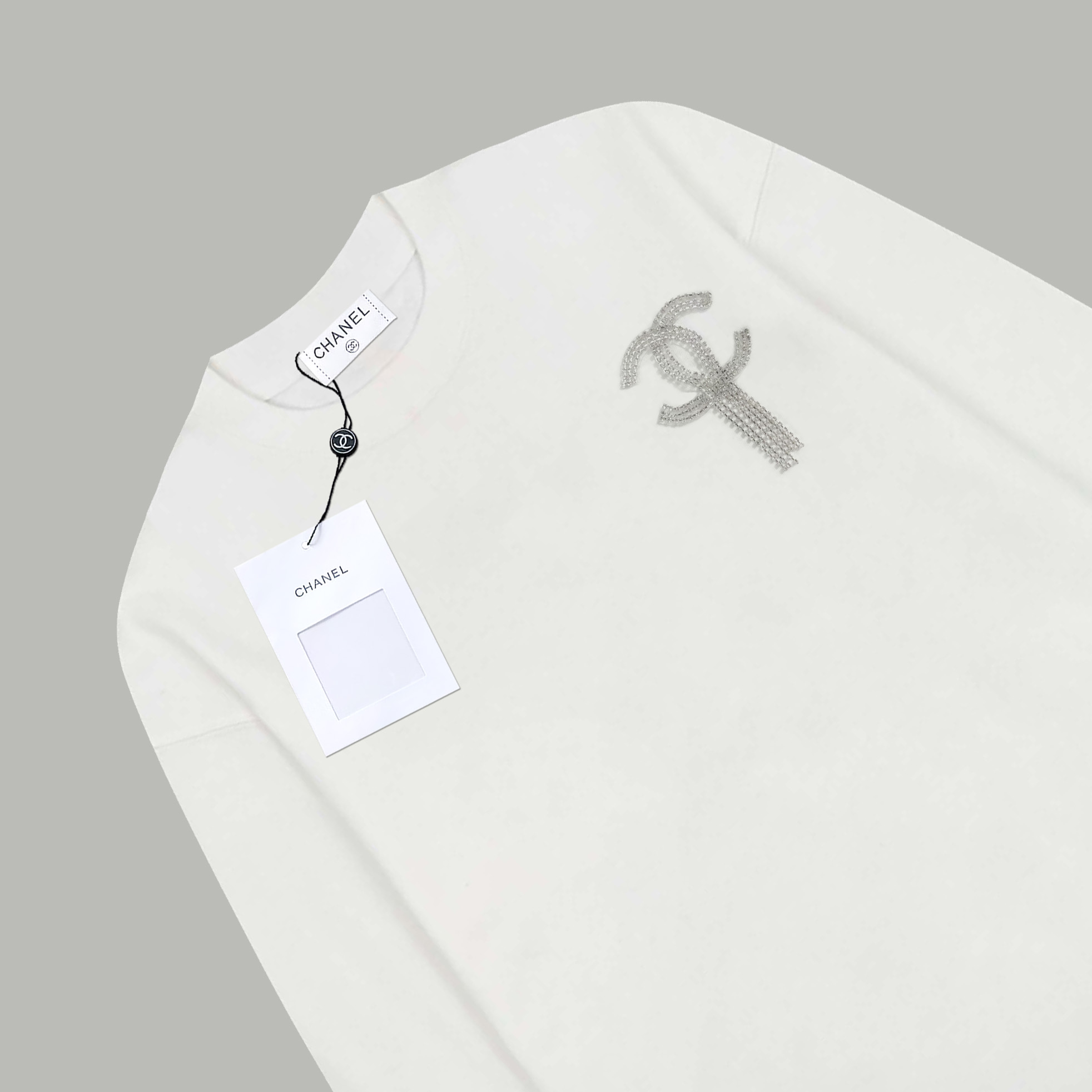 CHANEL高仿長袖衛衣 女士白色水鑽LOGO圓領上衣2025早春新款|超A仿原單精品圖片 11 CHANEL高仿長袖衛衣 女士白色水鑽LOGO圓領上衣2025早春新款|歐美奢侈品精品推薦