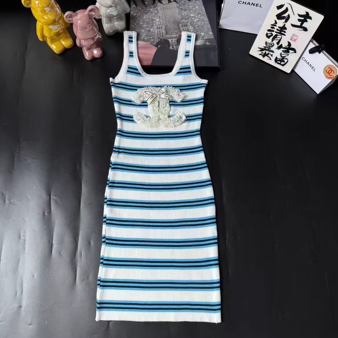 CHANEL 高仿條紋針織連身裙 夏日氣質百搭款 2025 新品推薦|超A仿原單精品圖片 8 CHANEL 高仿條紋針織連身裙 夏日氣質百搭款 2025 新品推薦|歐美奢侈品精品推薦