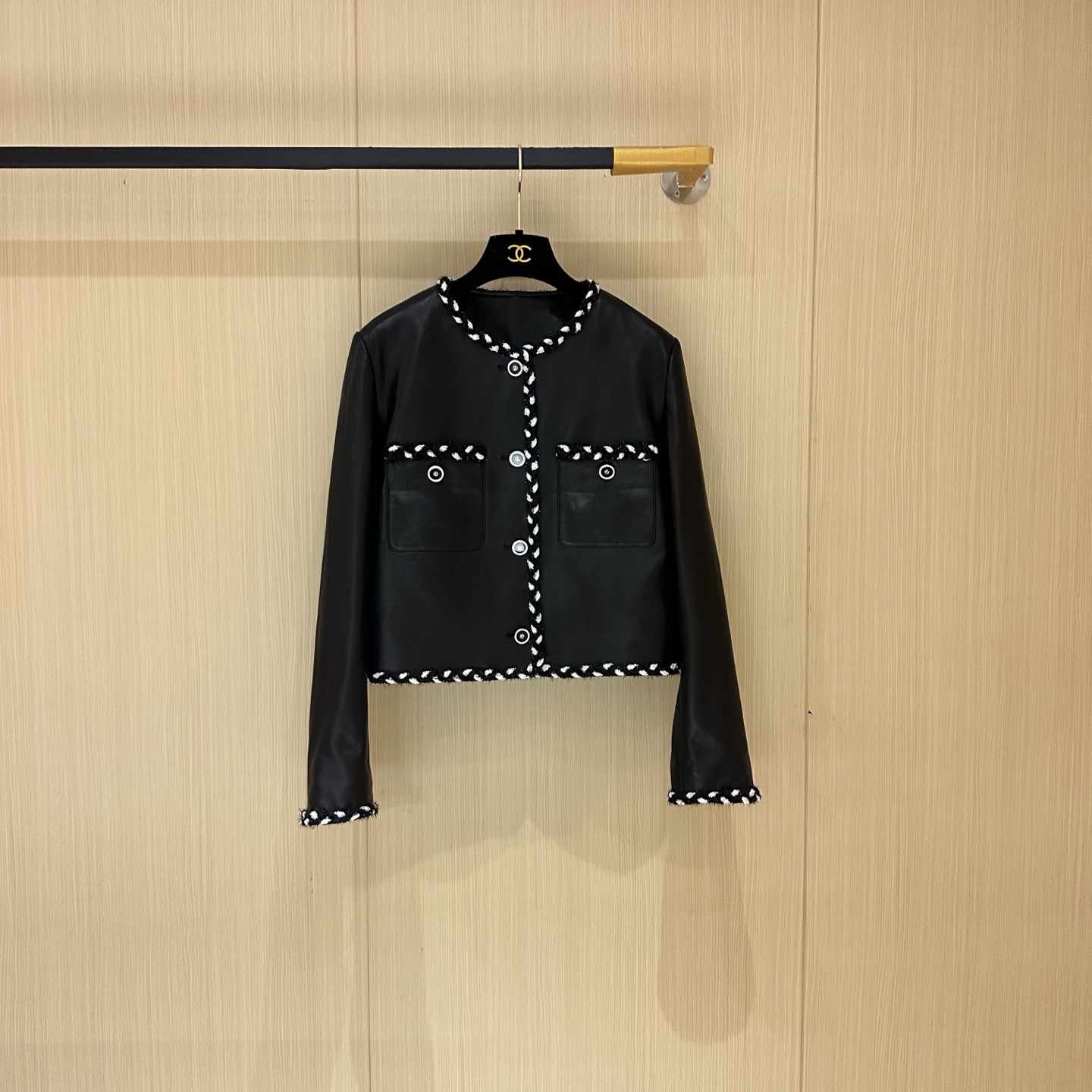 CHANEL高仿皮革短外套 經典黑白滾邊設計 女士優雅百搭款｜歐美奢侈品精品推薦