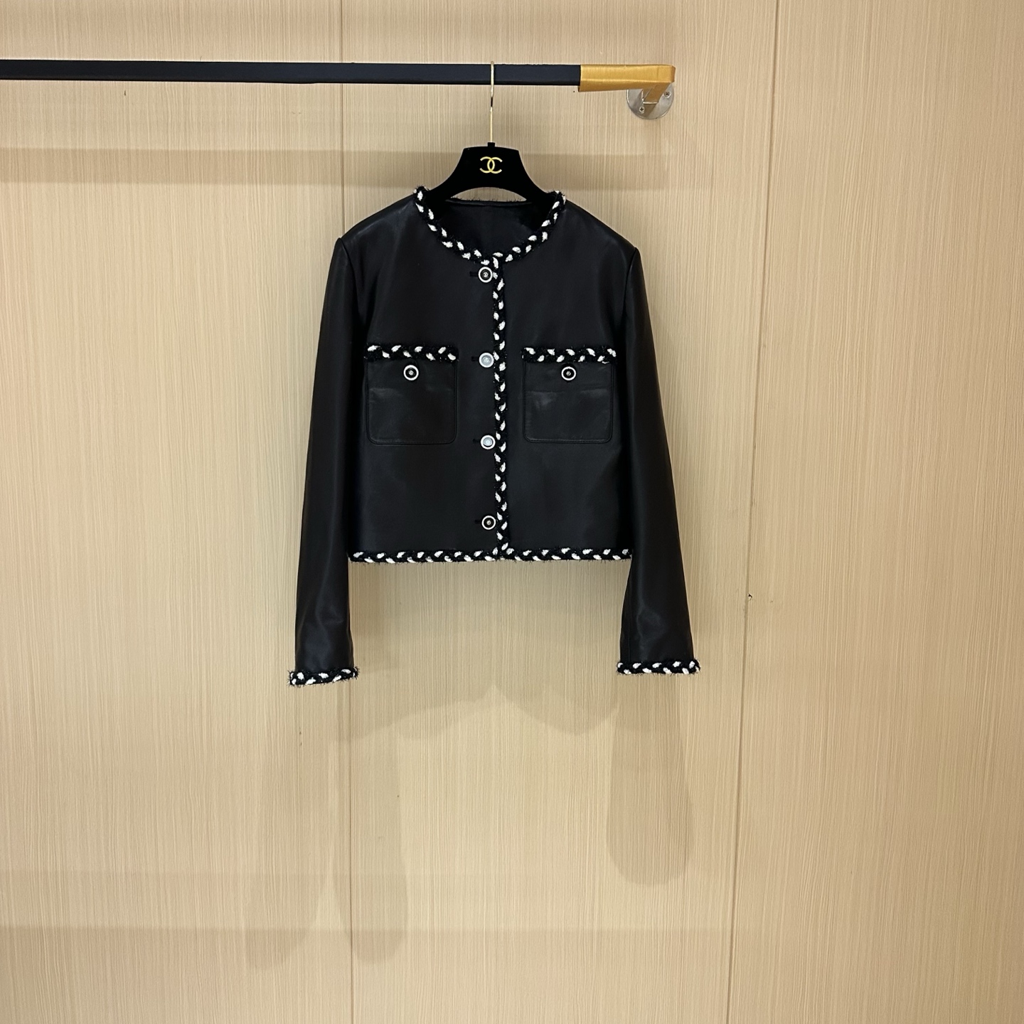 CHANEL高仿皮革短外套 經典黑白滾邊設計 女士優雅百搭款｜歐美奢侈品精品推薦