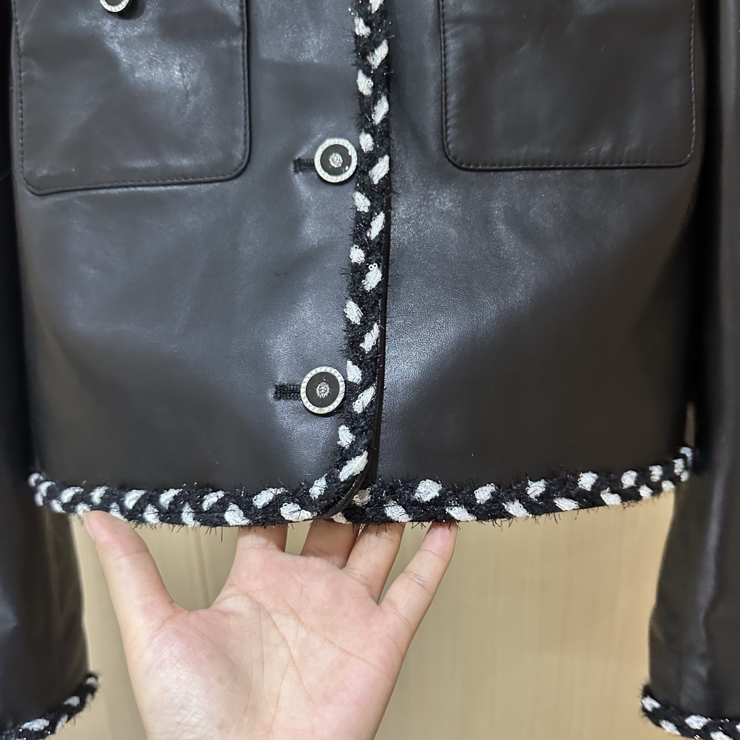 CHANEL高仿皮革短外套 經典黑白滾邊設計 女士優雅百搭款｜歐美奢侈品精品推薦