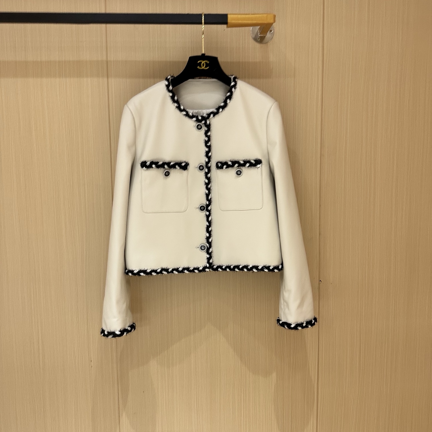 CHANEL精品仿製皮革短外套 經典黑白滾邊設計 優雅法式香風|超A仿原單精品圖片 10 CHANEL精品仿製皮革短外套 經典黑白滾邊設計 優雅法式香風|歐美奢侈品精品推薦