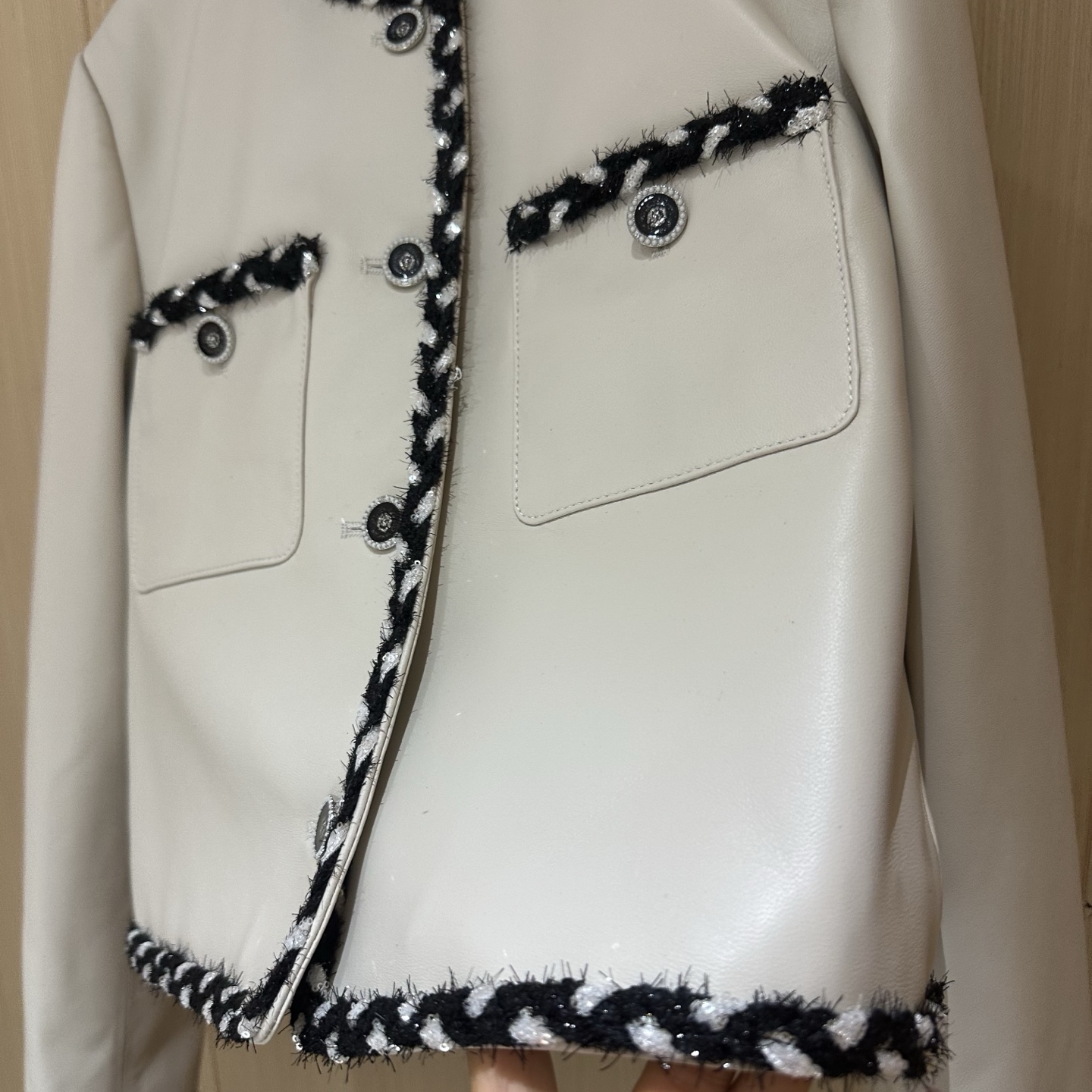 CHANEL精品仿製皮革短外套 經典黑白滾邊設計 優雅法式香風|超A仿原單精品圖片 9 CHANEL精品仿製皮革短外套 經典黑白滾邊設計 優雅法式香風|歐美奢侈品精品推薦