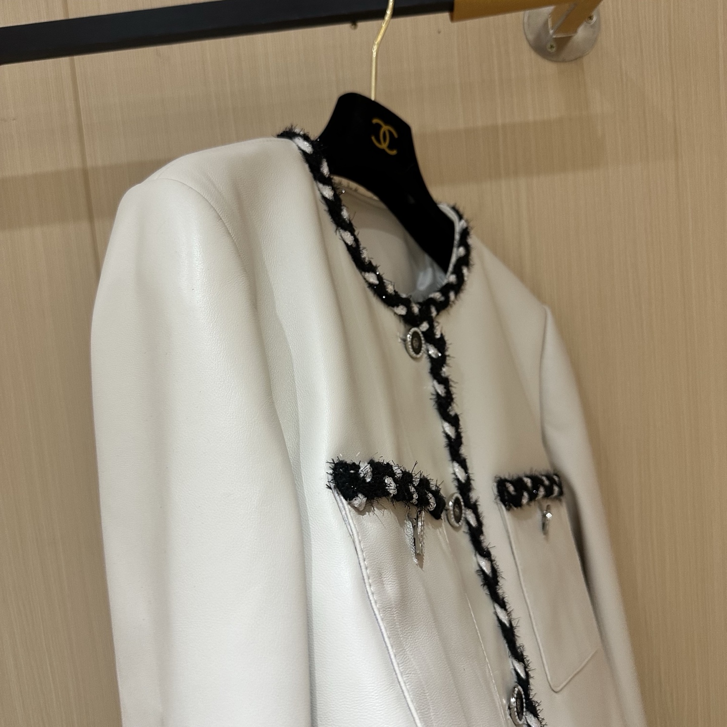 CHANEL精品仿製皮革短外套 經典黑白滾邊設計 優雅法式香風|超A仿原單精品圖片 8 CHANEL精品仿製皮革短外套 經典黑白滾邊設計 優雅法式香風|歐美奢侈品精品推薦