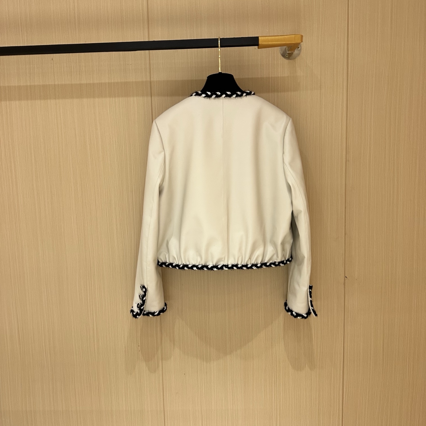 CHANEL精品仿製皮革短外套 經典黑白滾邊設計 優雅法式香風|超A仿原單精品圖片 7 CHANEL精品仿製皮革短外套 經典黑白滾邊設計 優雅法式香風|歐美奢侈品精品推薦