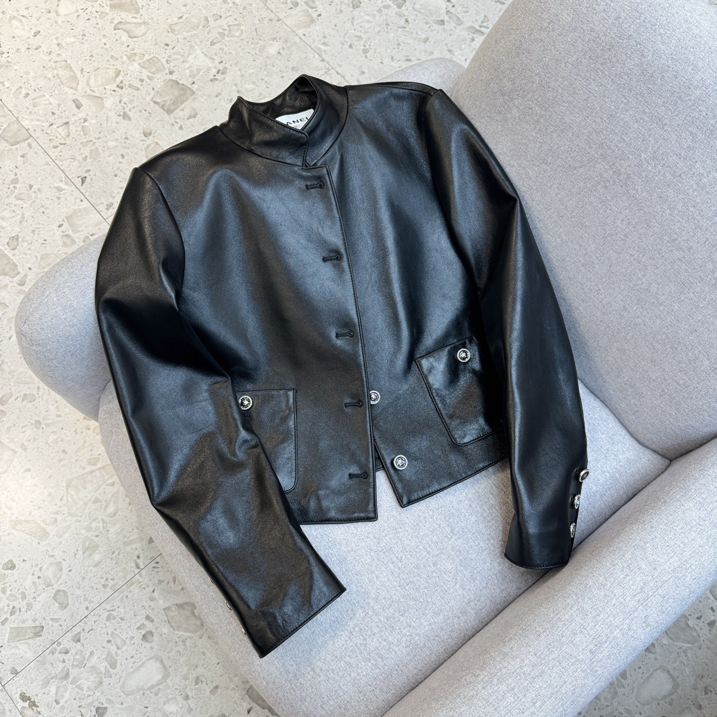 CHANEL一比一皮革立領外套 女士極簡高級感設計秋冬新款|超A仿原單精品圖片 3 CHANEL一比一皮革立領外套 女士極簡高級感設計秋冬新款|歐美奢侈品精品推薦