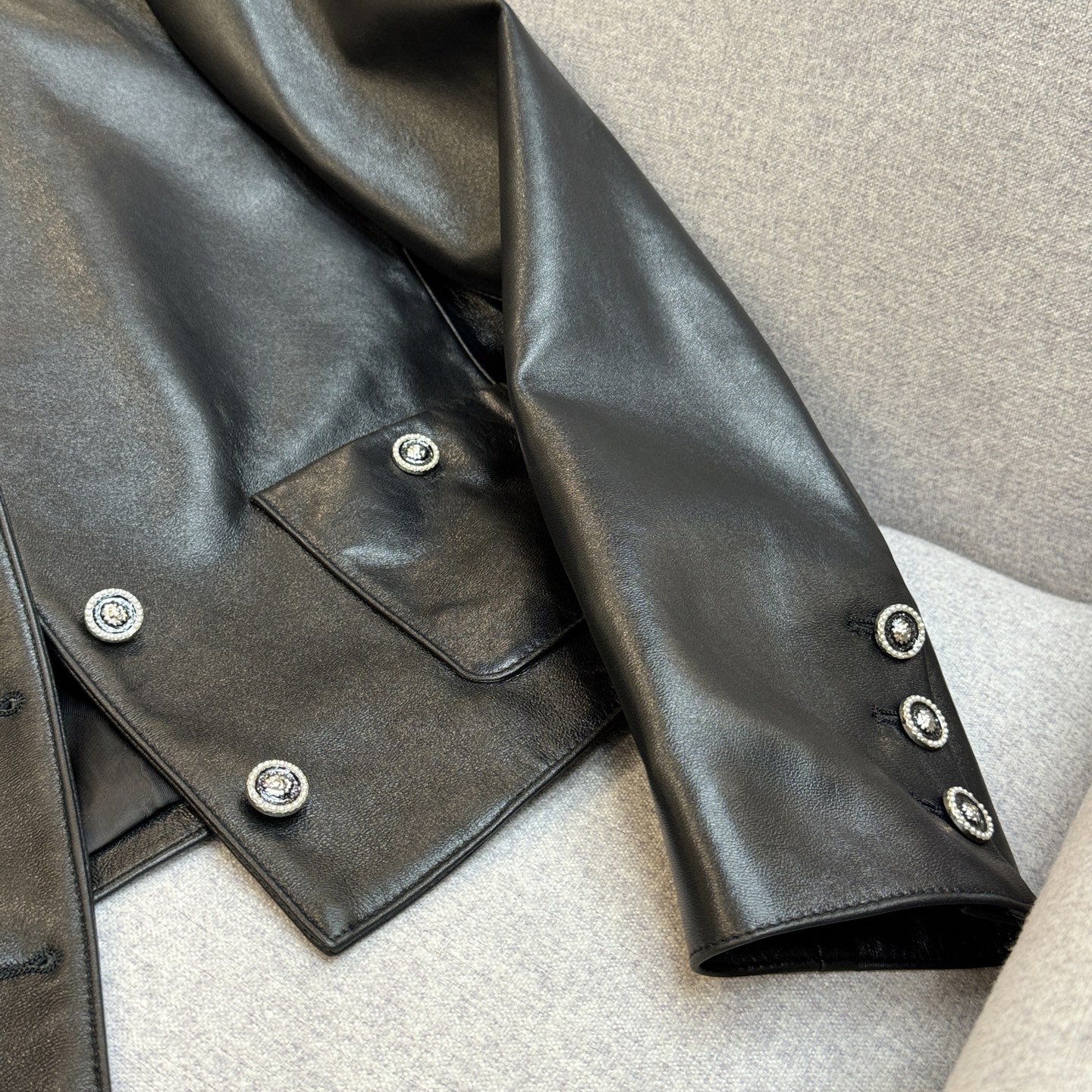 CHANEL一比一皮革立領外套 女士極簡高級感設計秋冬新款｜歐美奢侈品精品推薦