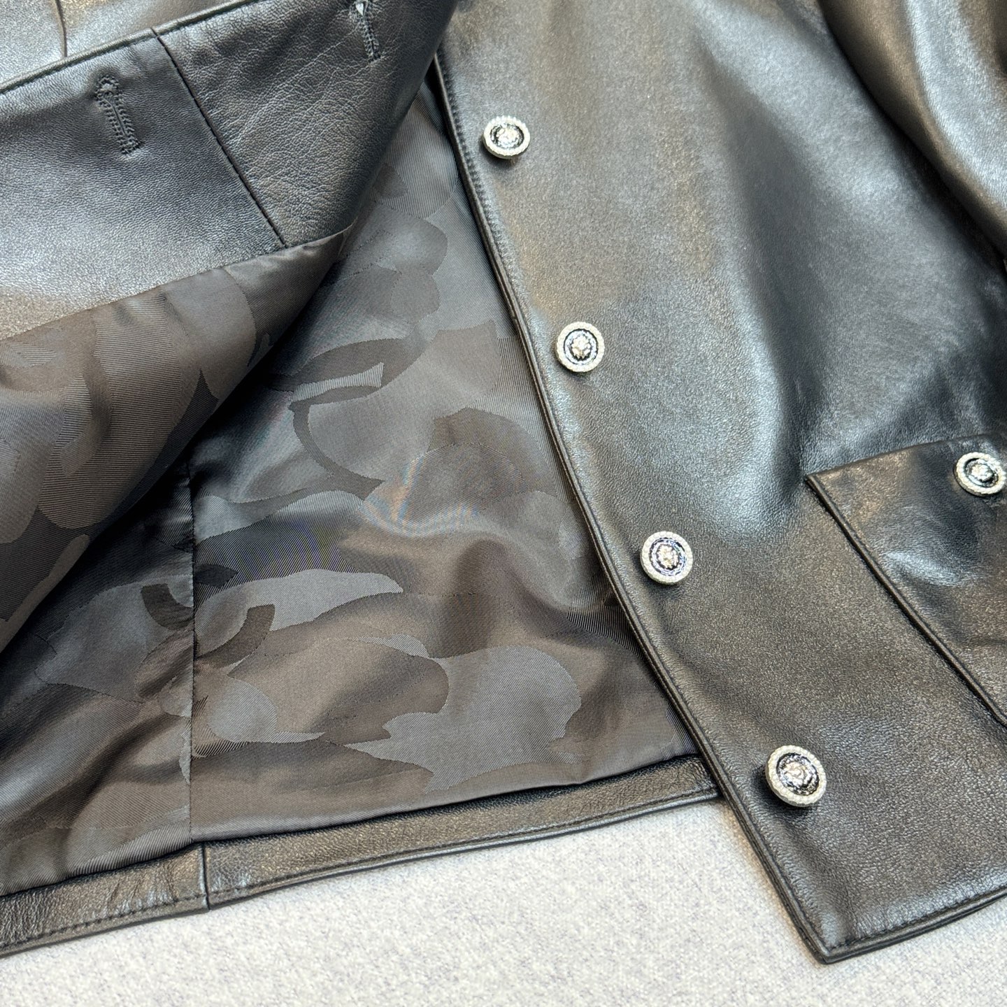 CHANEL一比一皮革立領外套 女士極簡高級感設計秋冬新款｜歐美奢侈品精品推薦