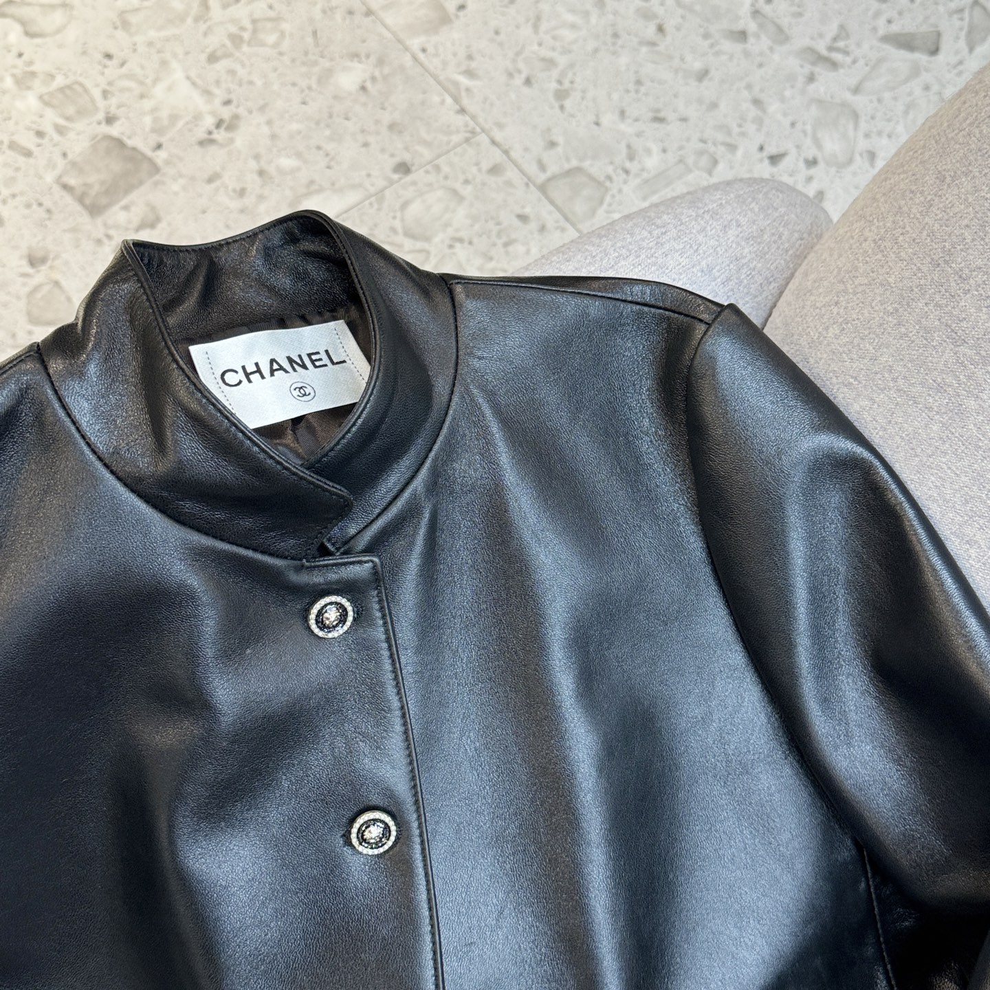 CHANEL一比一皮革立領外套 女士極簡高級感設計秋冬新款｜歐美奢侈品精品推薦