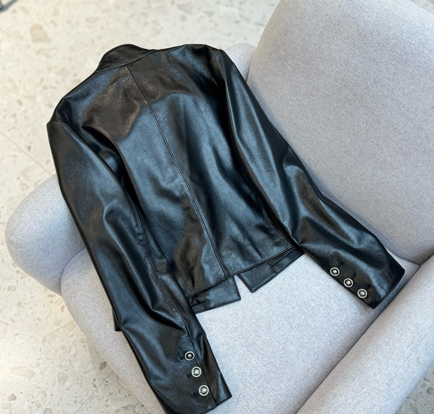 CHANEL一比一皮革立領外套 女士極簡高級感設計秋冬新款｜歐美奢侈品精品推薦